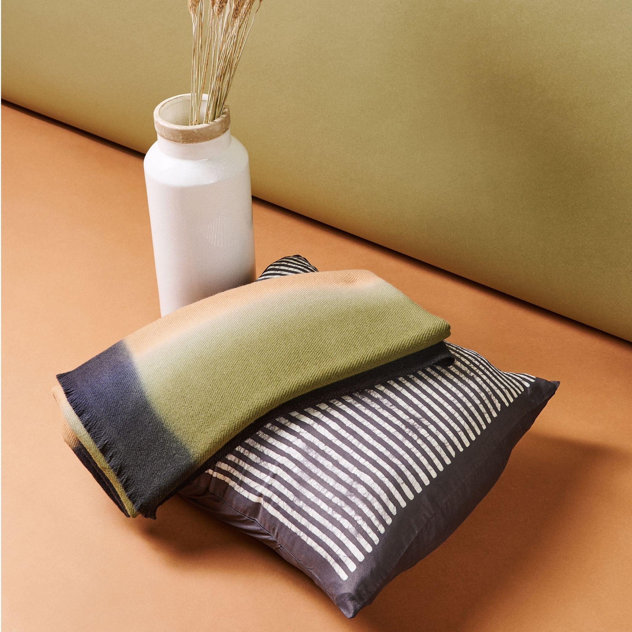 L'oreiller en soie noire Maple est luxueux et exquis grâce à son impression unique à la cire, créée à partir d'un bloc de cire.
pour rehausser l'espace entre les rayures imparfaites mais rythmées. Comme ce coussin est fait à la main du début à la