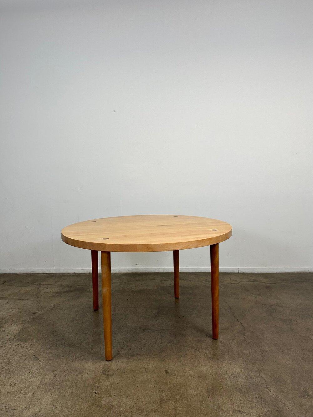 L48 H29.5. DÉGAGEMENT AUX GENOUX 27.

Table de salle à manger en érable massif datant des années 1960, conçue par Claude Bunyard pour Design/One. L'article offre des matériaux de haute qualité avec un design minimaliste. Des inserts très subtils de
