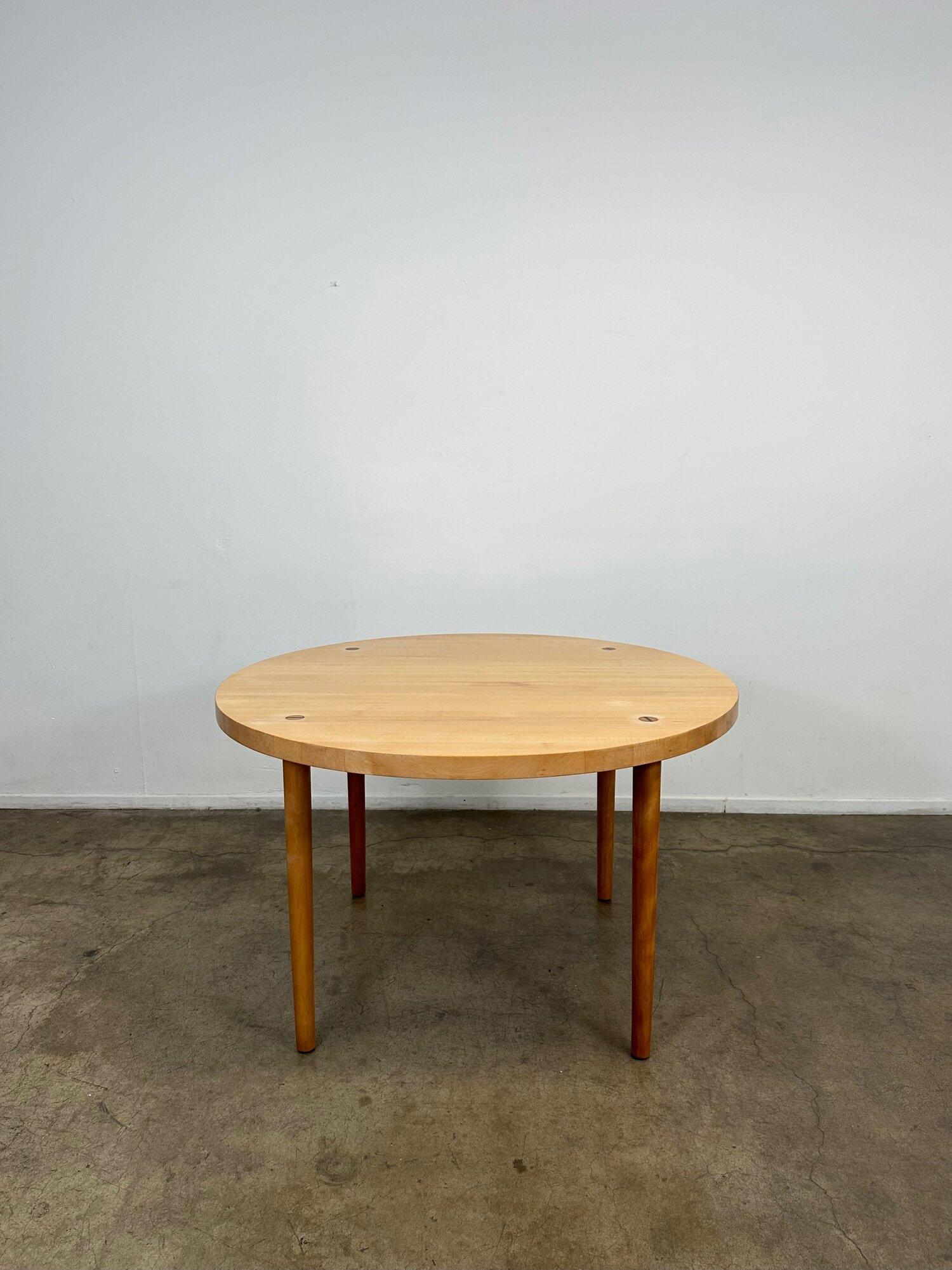 L48 H29.5. DÉGAGEMENT AUX GENOUX 27.

Table de salle à manger en érable massif datant des années 1960, conçue par Claude Bunyard pour Design/One. L'article offre des matériaux de haute qualité avec un design minimaliste. Des inserts très subtils de