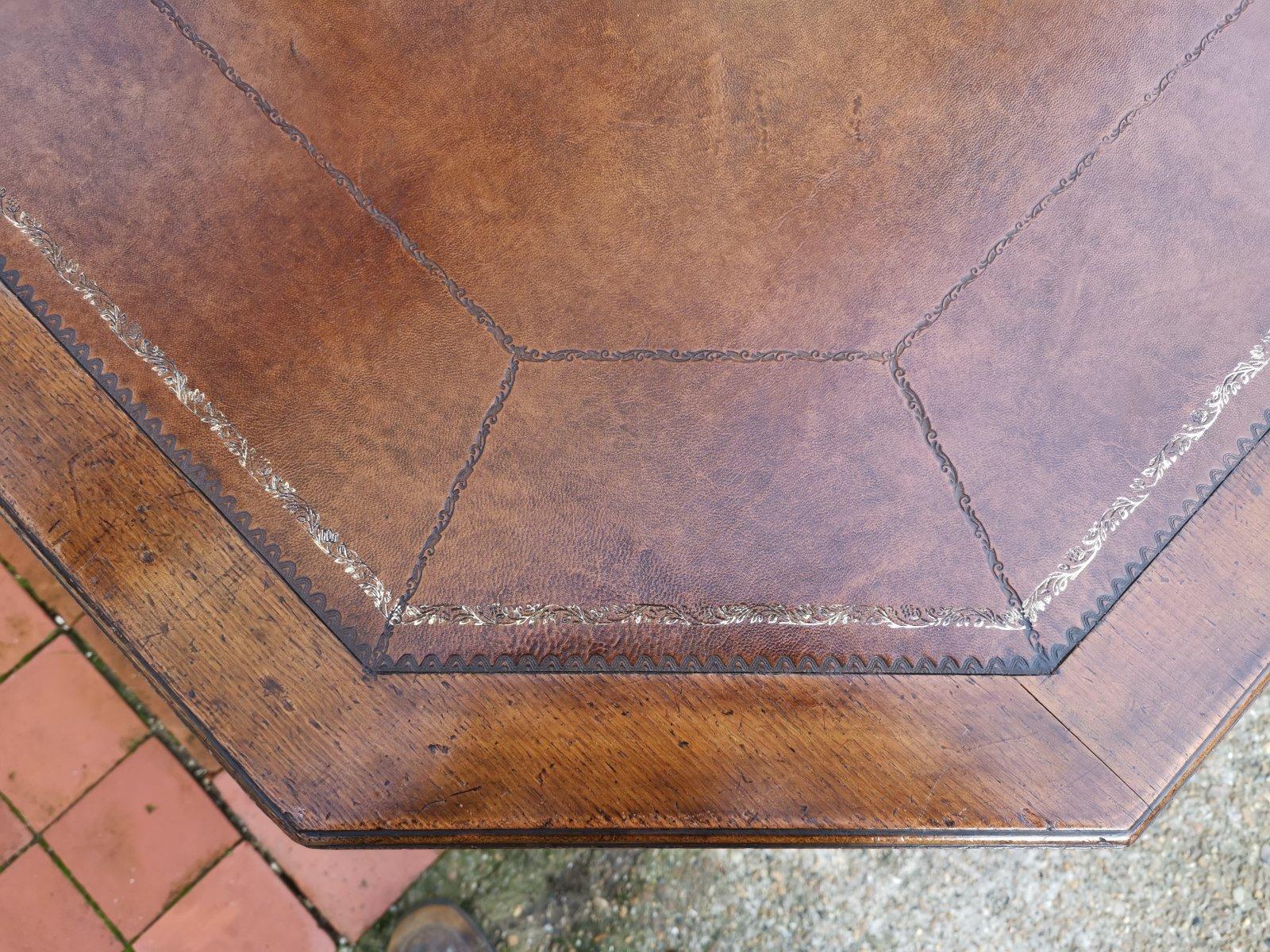Table à écrire néo-gothique en chêne avec plateau en cuir sur roulettes décoratives Maple & Co. en vente 5