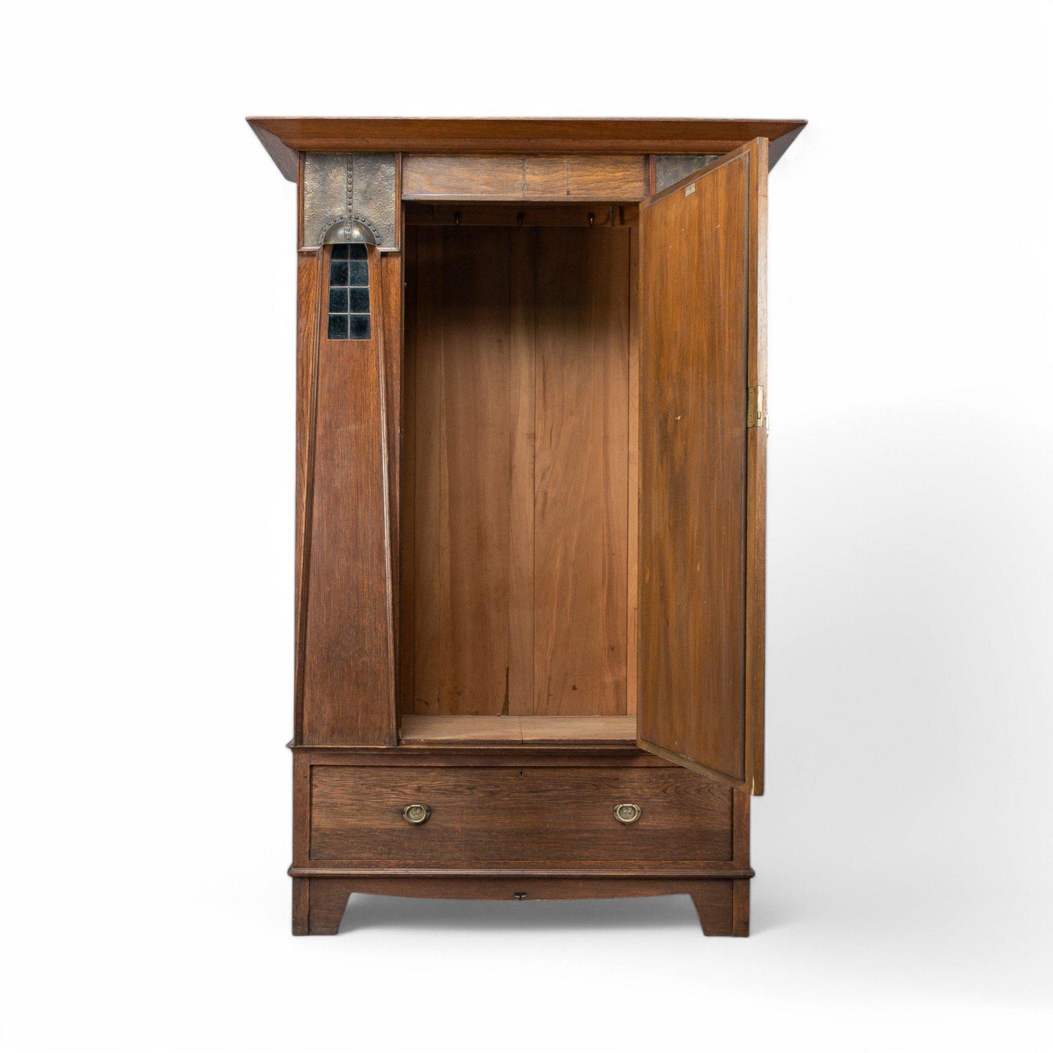Ahorn & Co. Englischer Arts & Crafts Kleiderschrank aus Eiche mit dekorativen Kupferdetails im Angebot 4