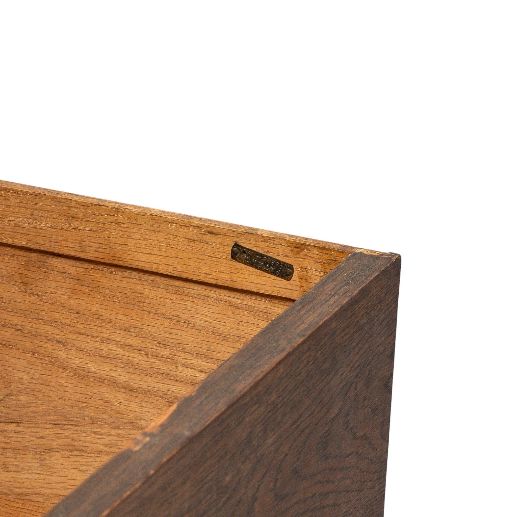 Ahorn & Co. Englischer Arts & Crafts Kleiderschrank aus Eiche mit dekorativen Kupferdetails im Angebot 6
