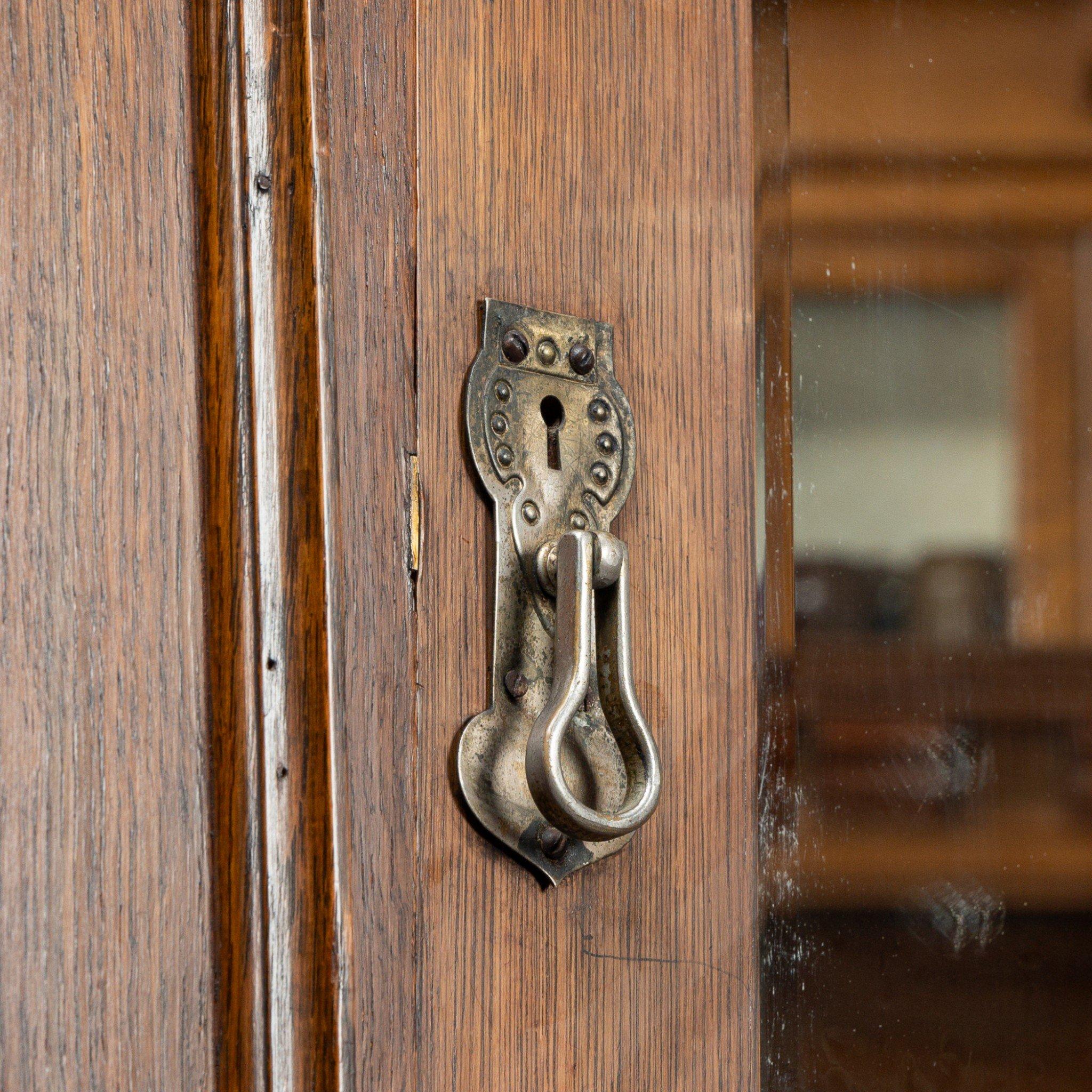 Ahorn & Co. Englischer Arts & Crafts Kleiderschrank aus Eiche mit dekorativen Kupferdetails im Angebot 7