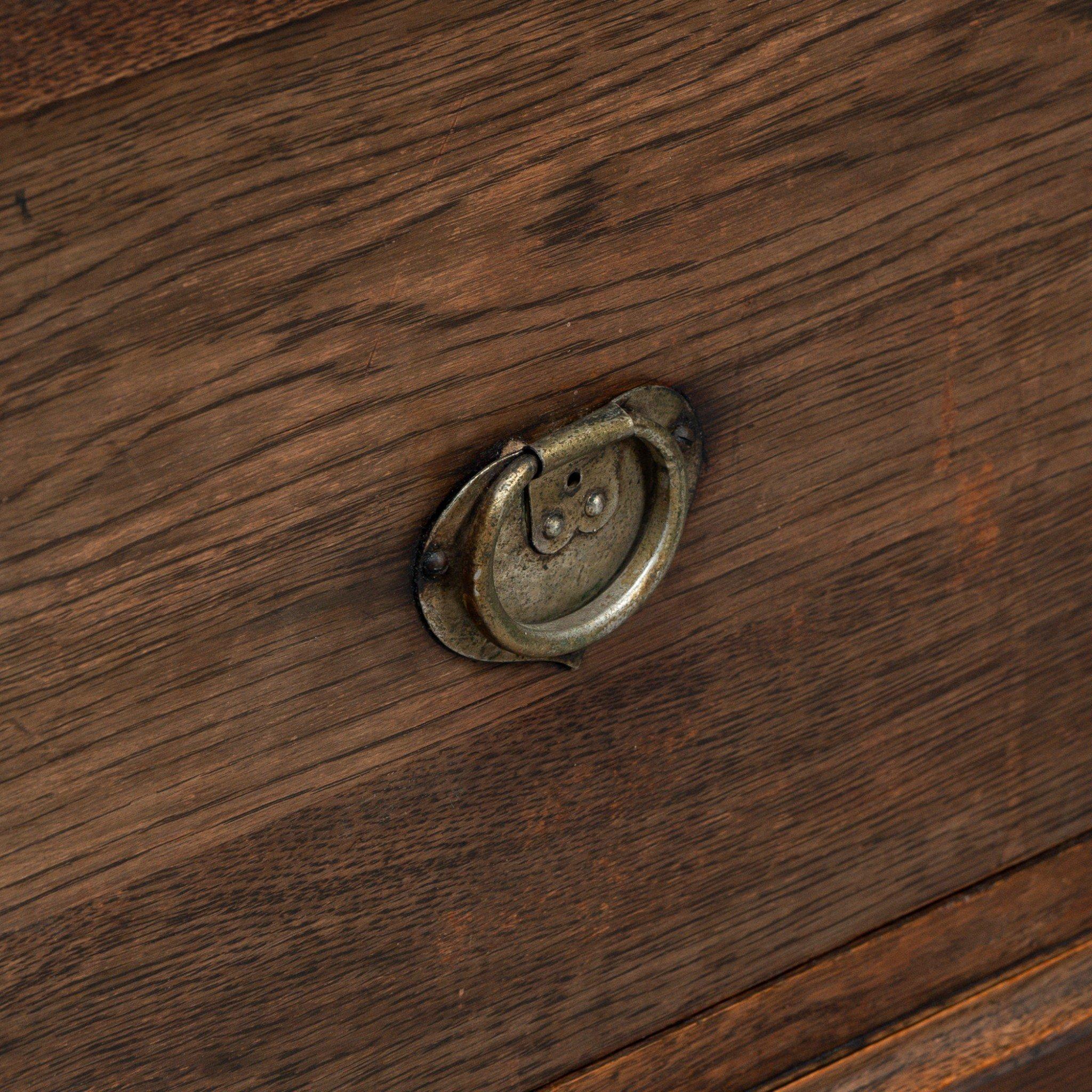 Ahorn & Co. Englischer Arts & Crafts Kleiderschrank aus Eiche mit dekorativen Kupferdetails im Angebot 8