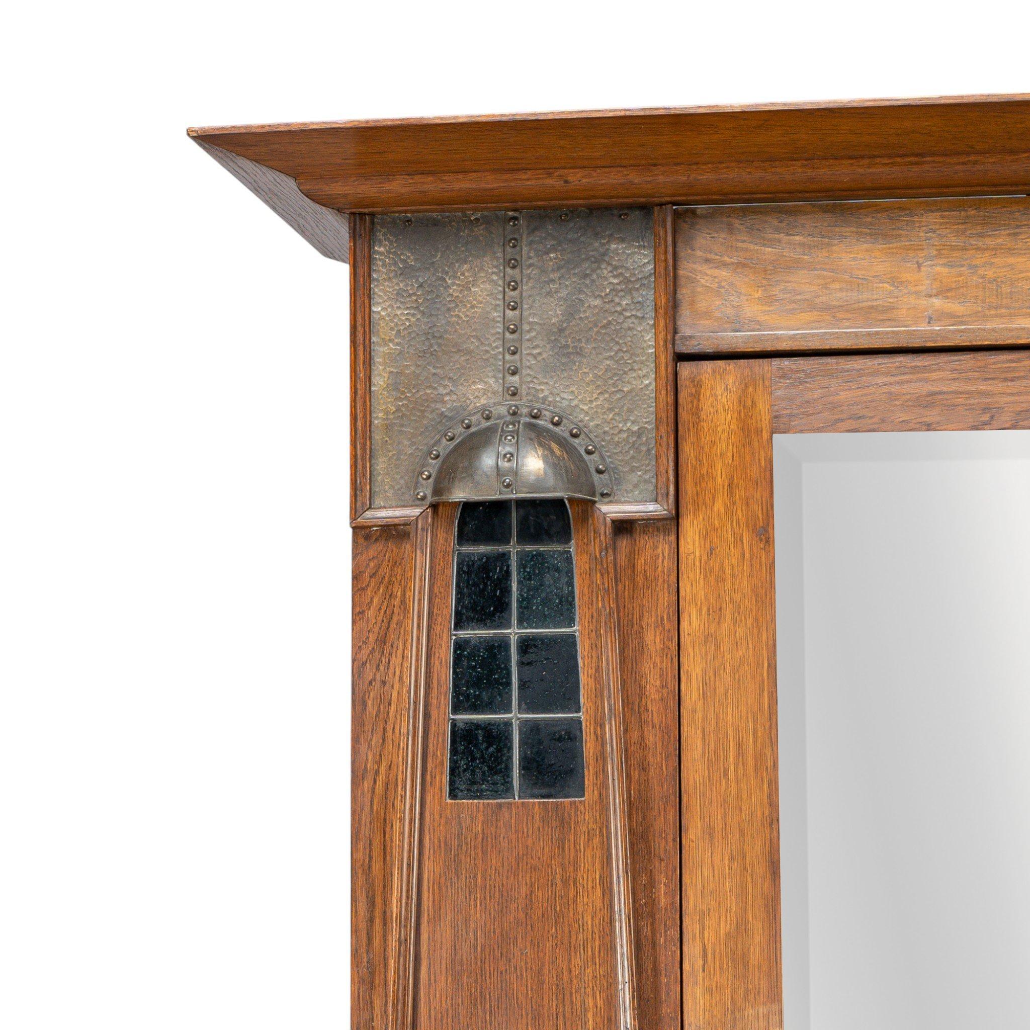 Ahorn & Co. Englischer Arts & Crafts Kleiderschrank aus Eiche mit dekorativen Kupferdetails im Angebot 10