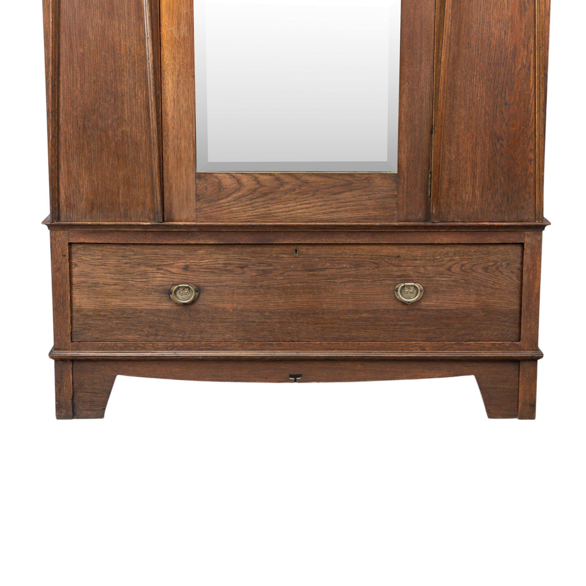 Ahorn & Co. Englischer Arts & Crafts Kleiderschrank aus Eiche mit dekorativen Kupferdetails im Angebot 12
