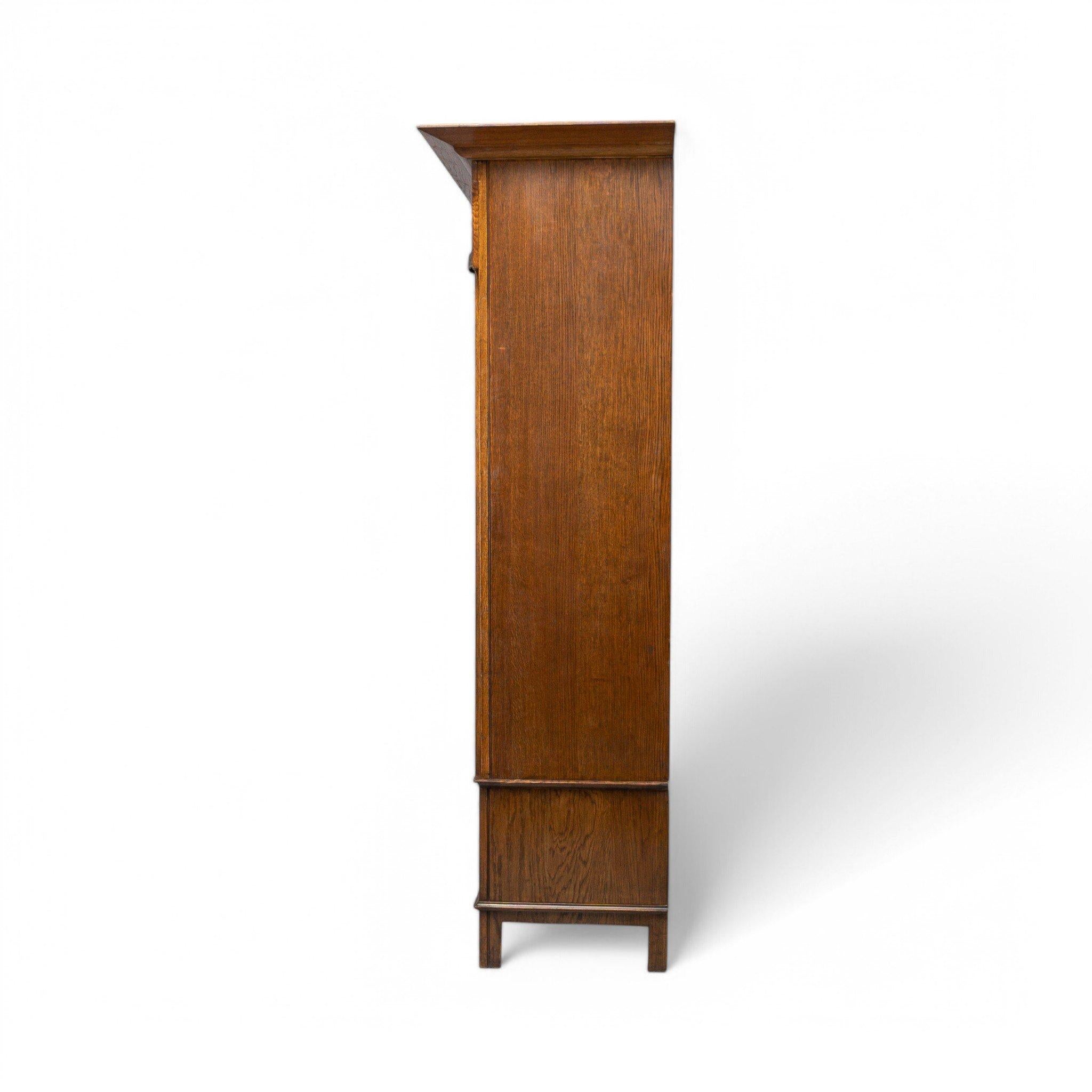 Ahorn & Co. Englischer Arts & Crafts Kleiderschrank aus Eiche mit dekorativen Kupferdetails (Handgefertigt) im Angebot