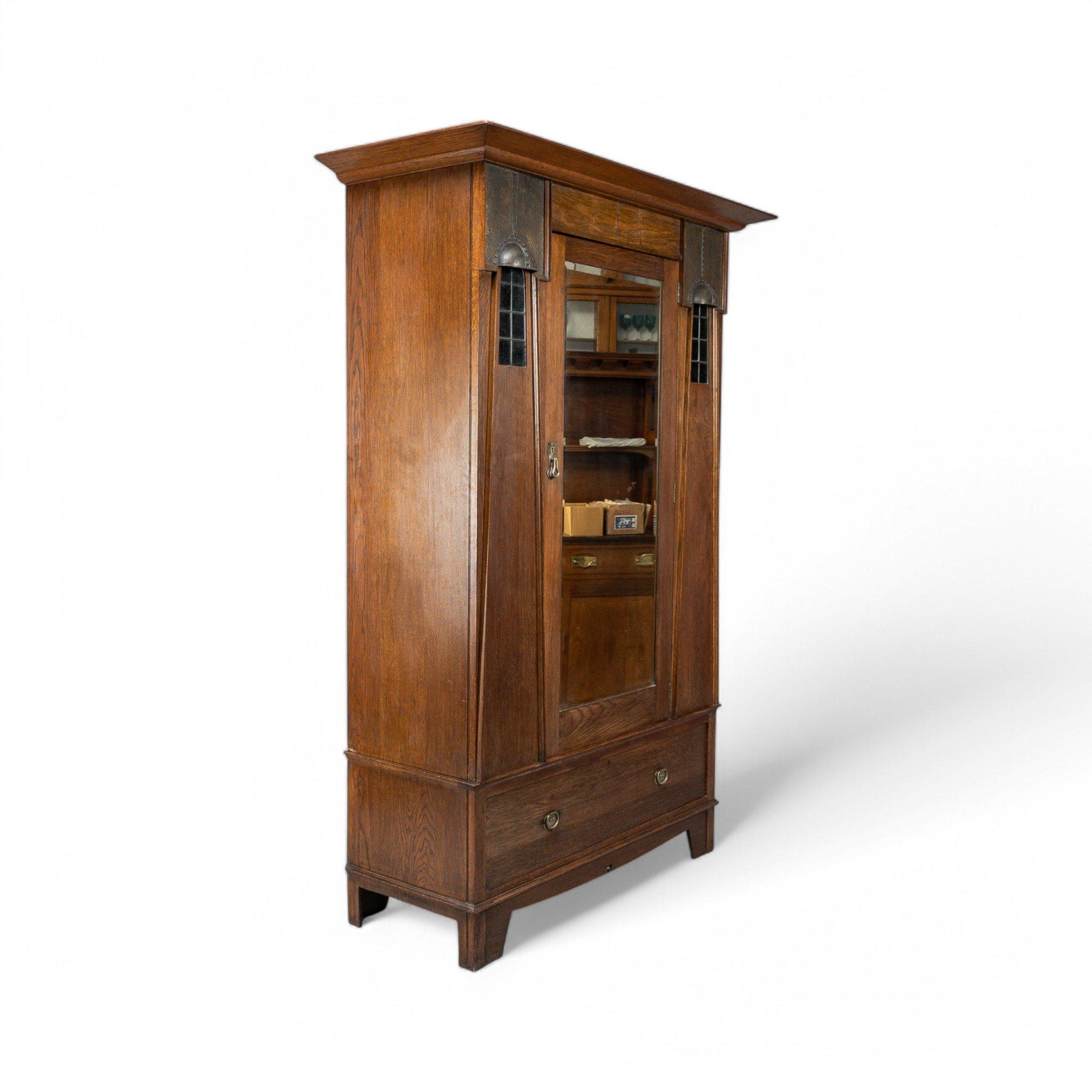 Ahorn & Co. Englischer Arts & Crafts Kleiderschrank aus Eiche mit dekorativen Kupferdetails im Zustand „Gut“ im Angebot in London, GB