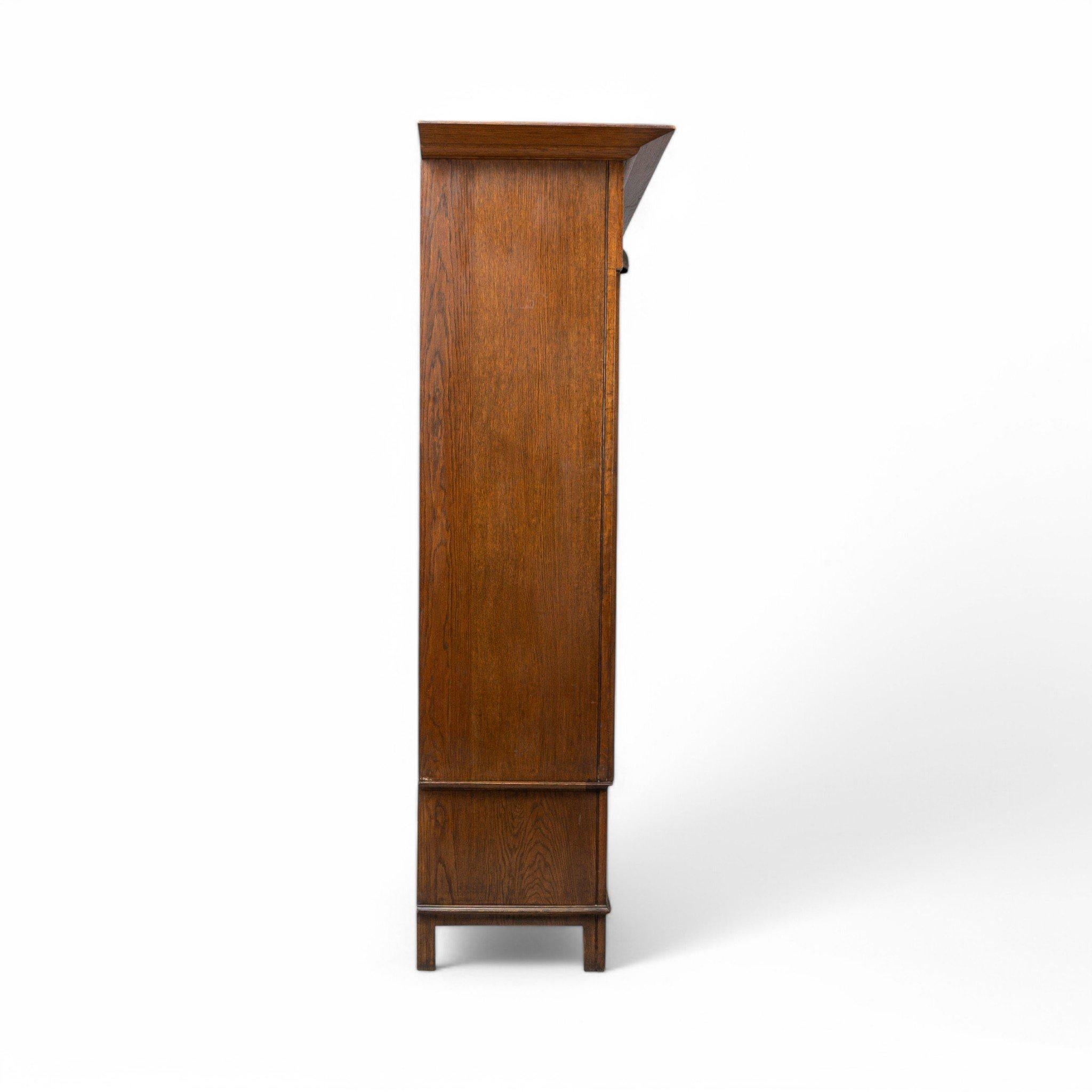 Ahorn & Co. Englischer Arts & Crafts Kleiderschrank aus Eiche mit dekorativen Kupferdetails (20. Jahrhundert) im Angebot