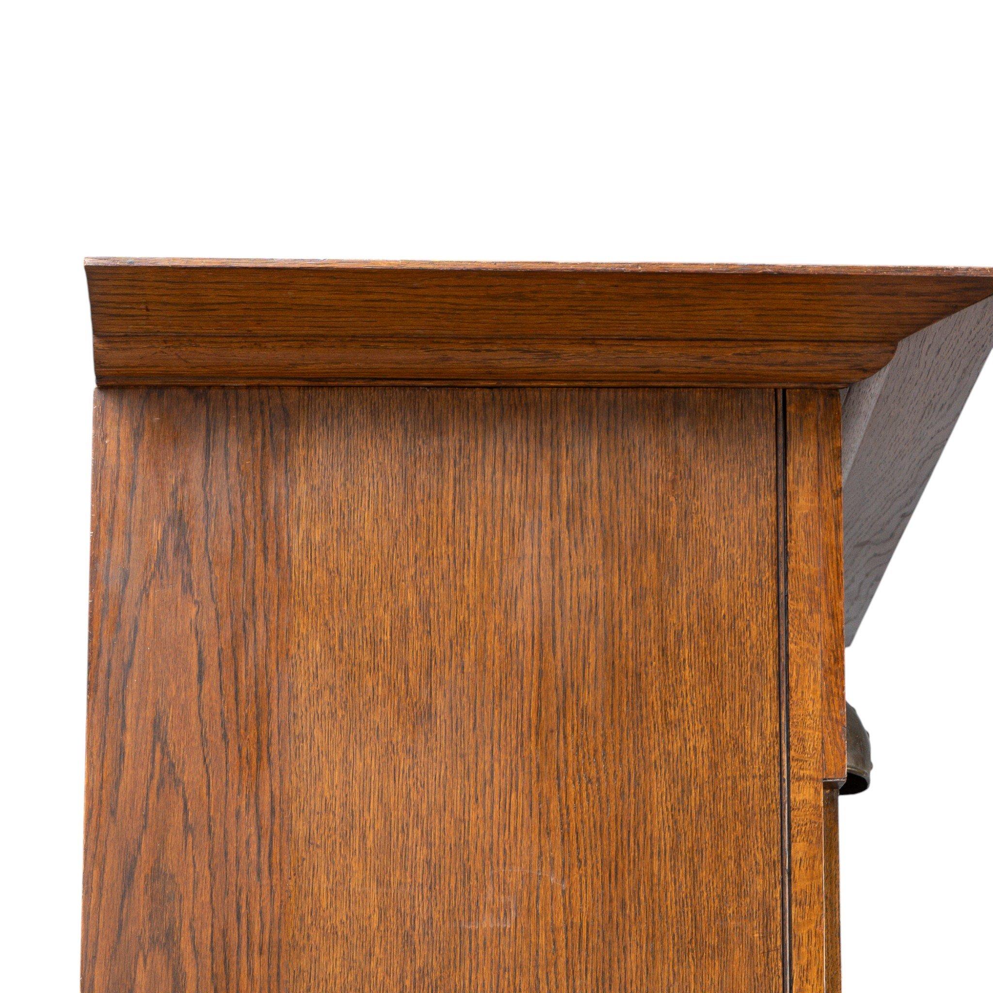 Ahorn & Co. Englischer Arts & Crafts Kleiderschrank aus Eiche mit dekorativen Kupferdetails im Angebot 1