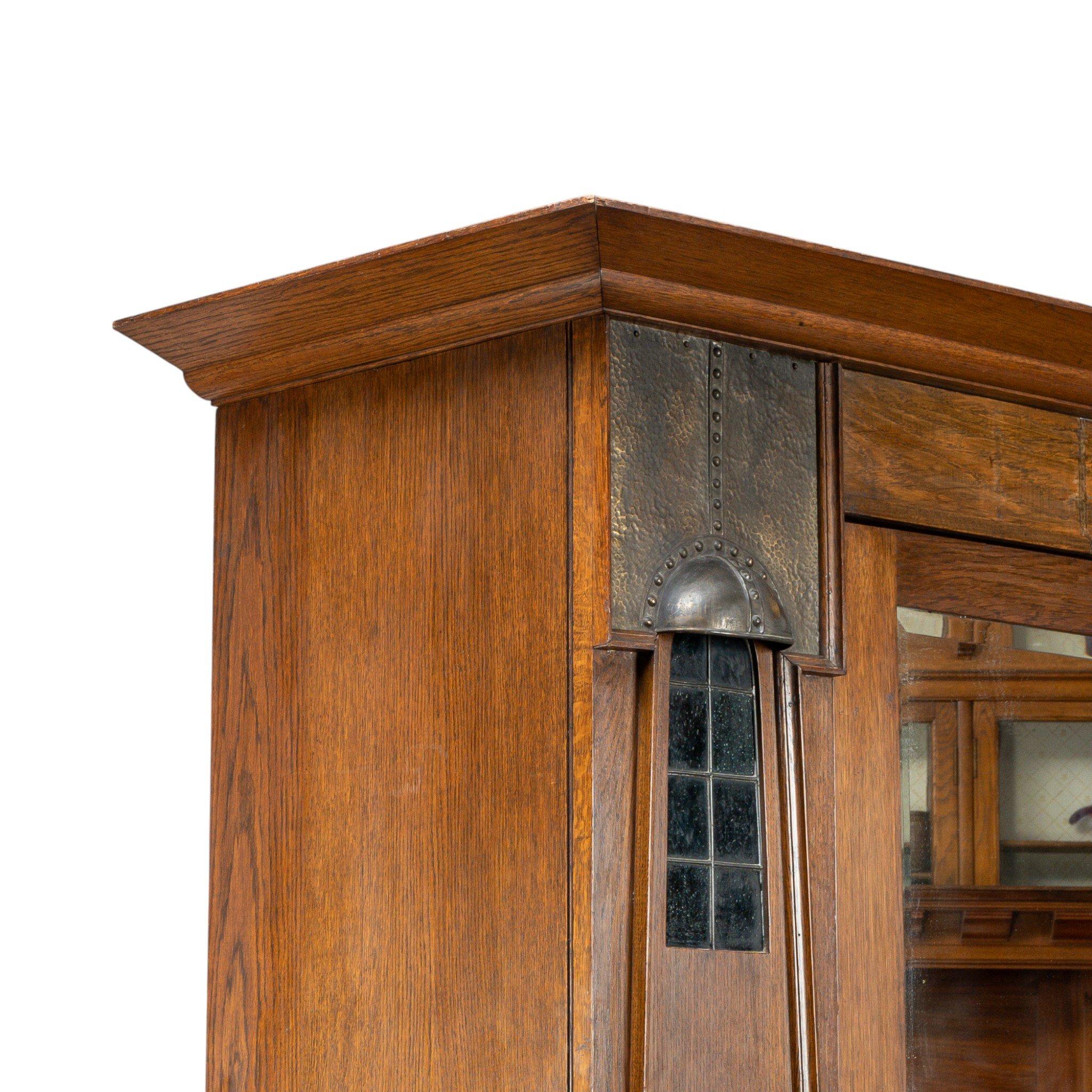 Ahorn & Co. Englischer Arts & Crafts Kleiderschrank aus Eiche mit dekorativen Kupferdetails im Angebot 2