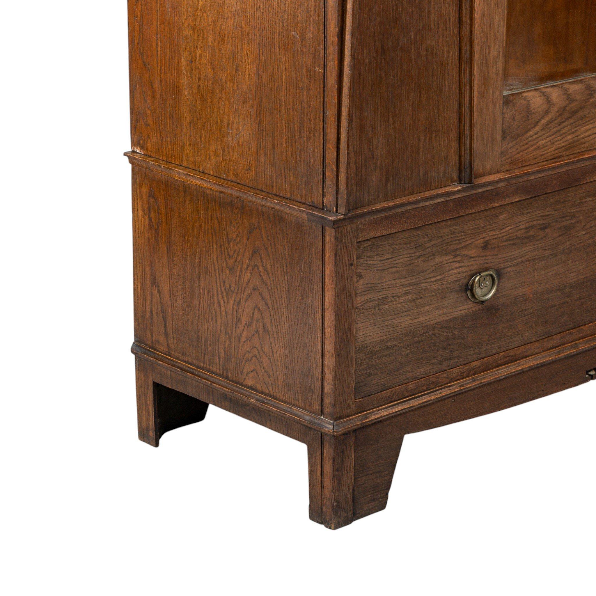 Ahorn & Co. Englischer Arts & Crafts Kleiderschrank aus Eiche mit dekorativen Kupferdetails im Angebot 3