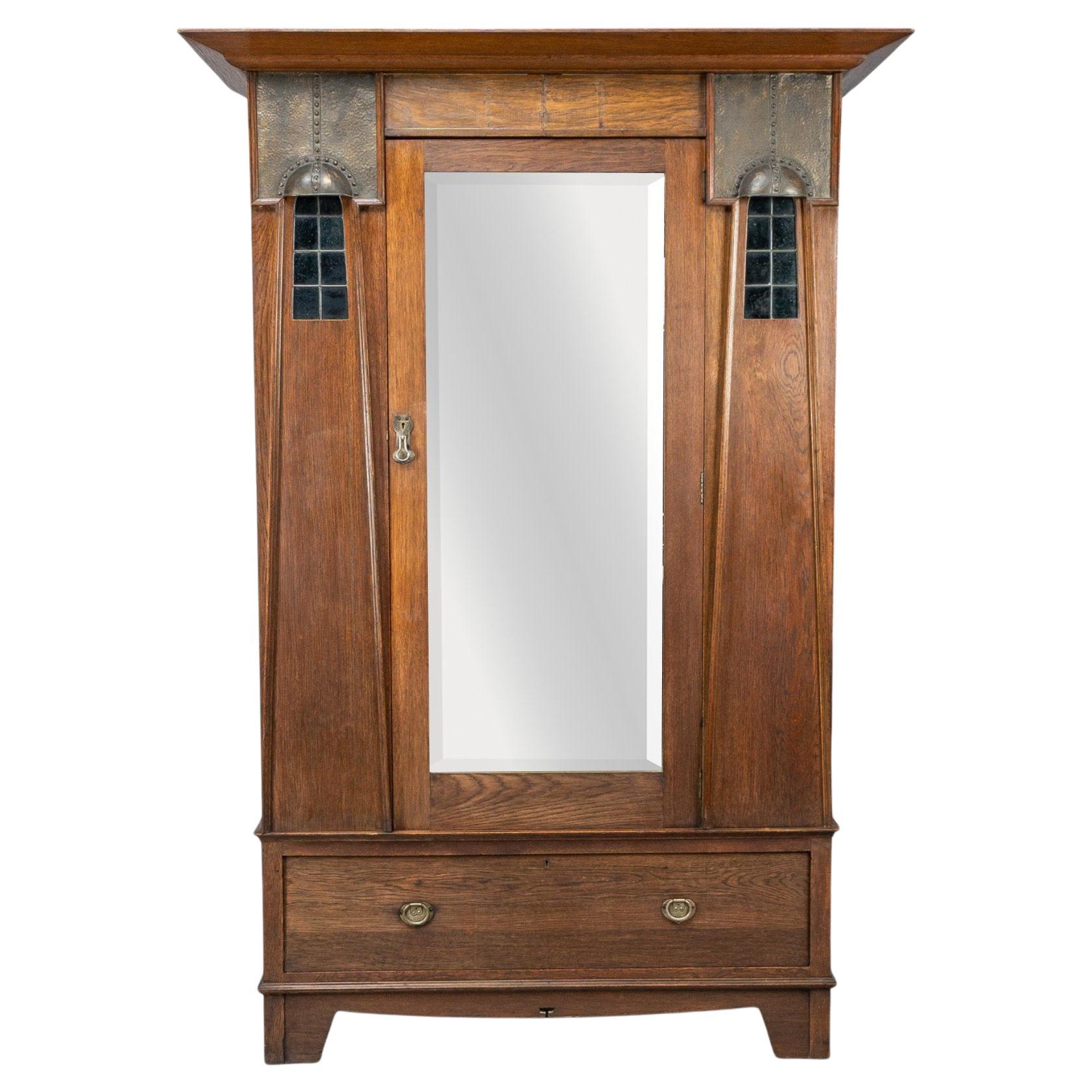 Ahorn & Co. Englischer Arts & Crafts Kleiderschrank aus Eiche mit dekorativen Kupferdetails im Angebot