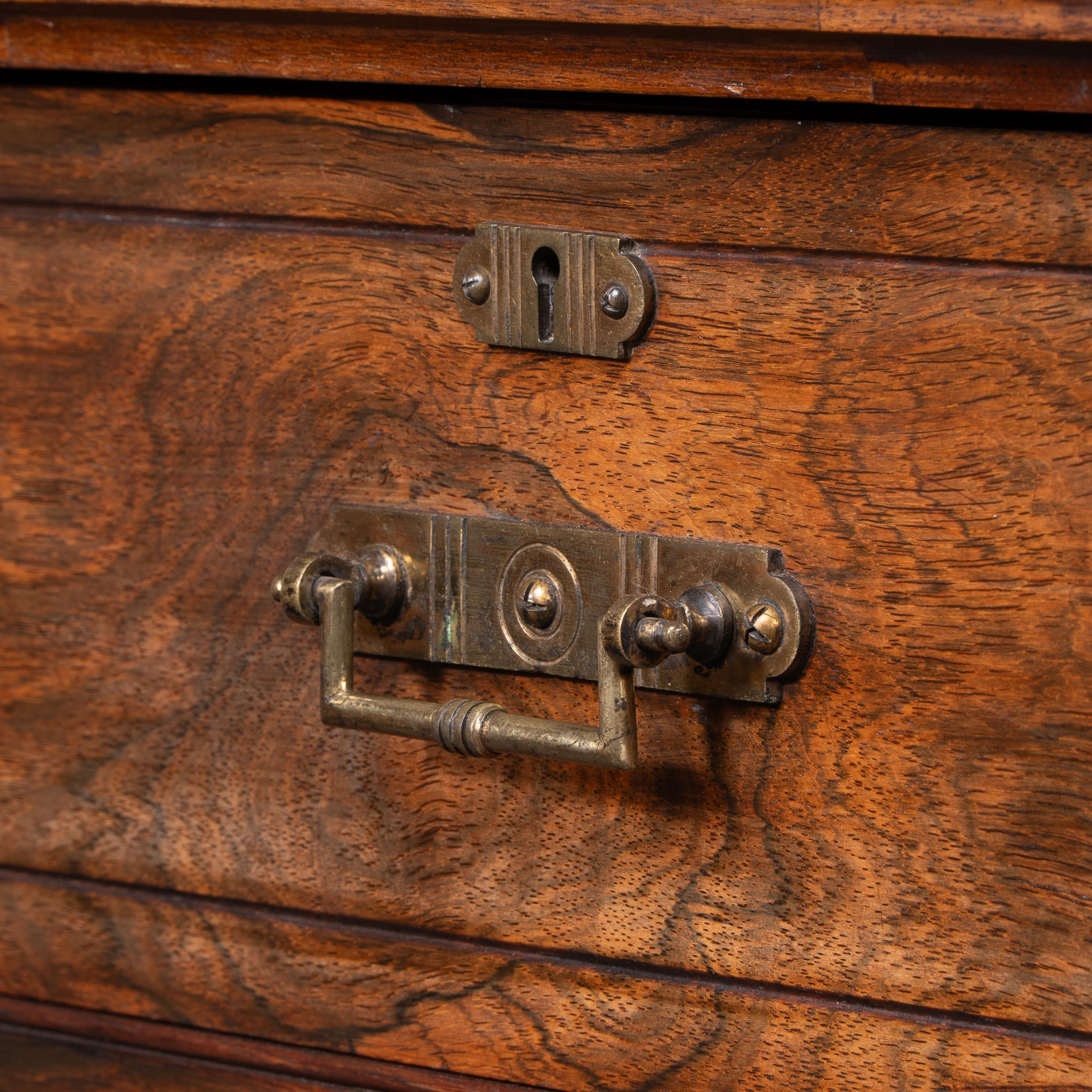 Maple & Co. Londra Bruce Talbert attr. Cassettiera a cinque cassetti Aesthetic Movement. in vendita 3