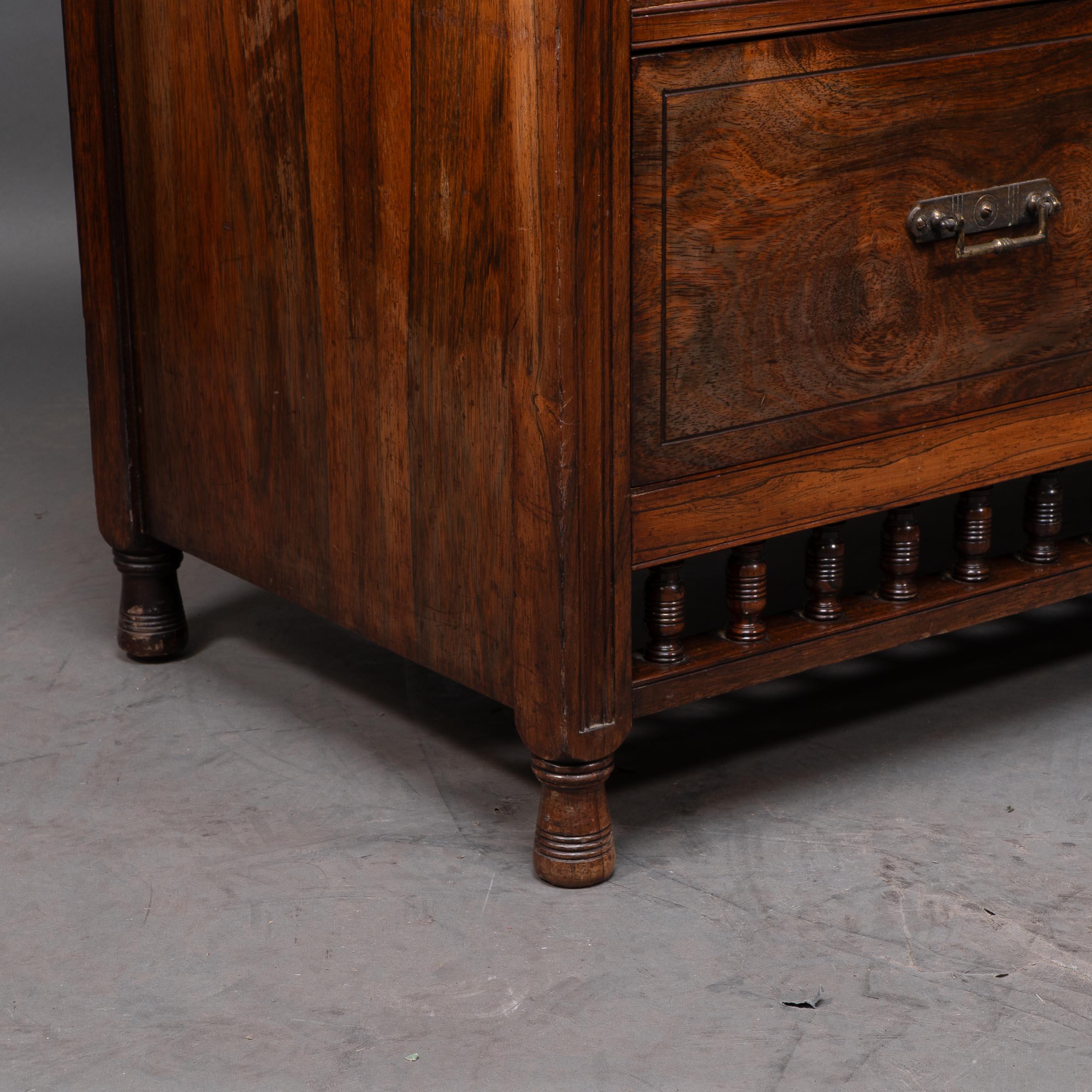 Maple & Co. Londra Bruce Talbert attr. Cassettiera a cinque cassetti Aesthetic Movement. in vendita 5