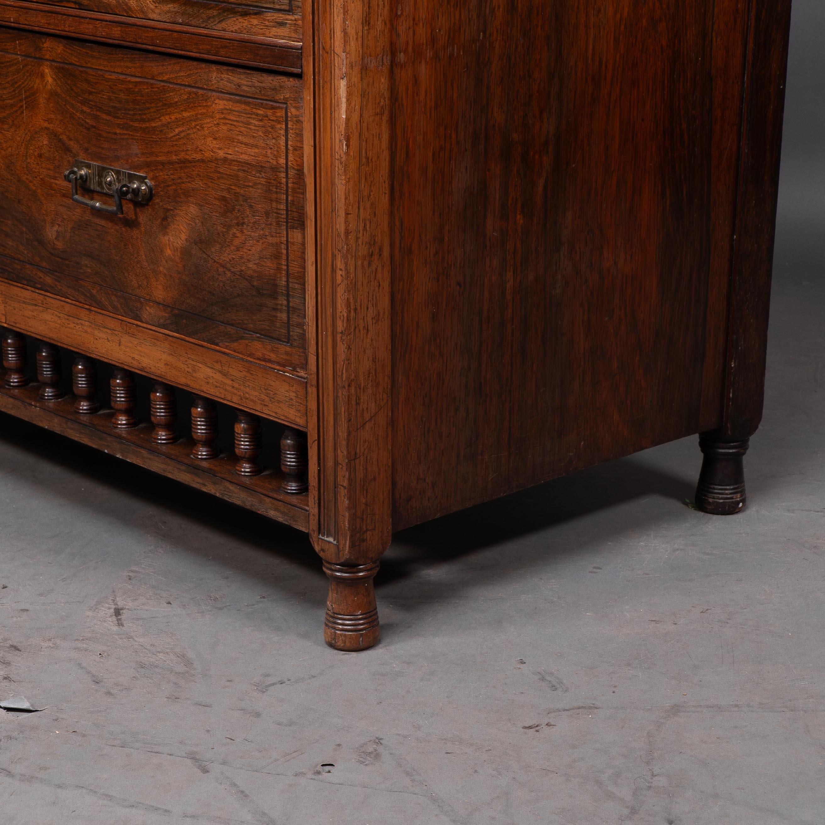 Maple & Co. Londra Bruce Talbert attr. Cassettiera a cinque cassetti Aesthetic Movement. in vendita 6