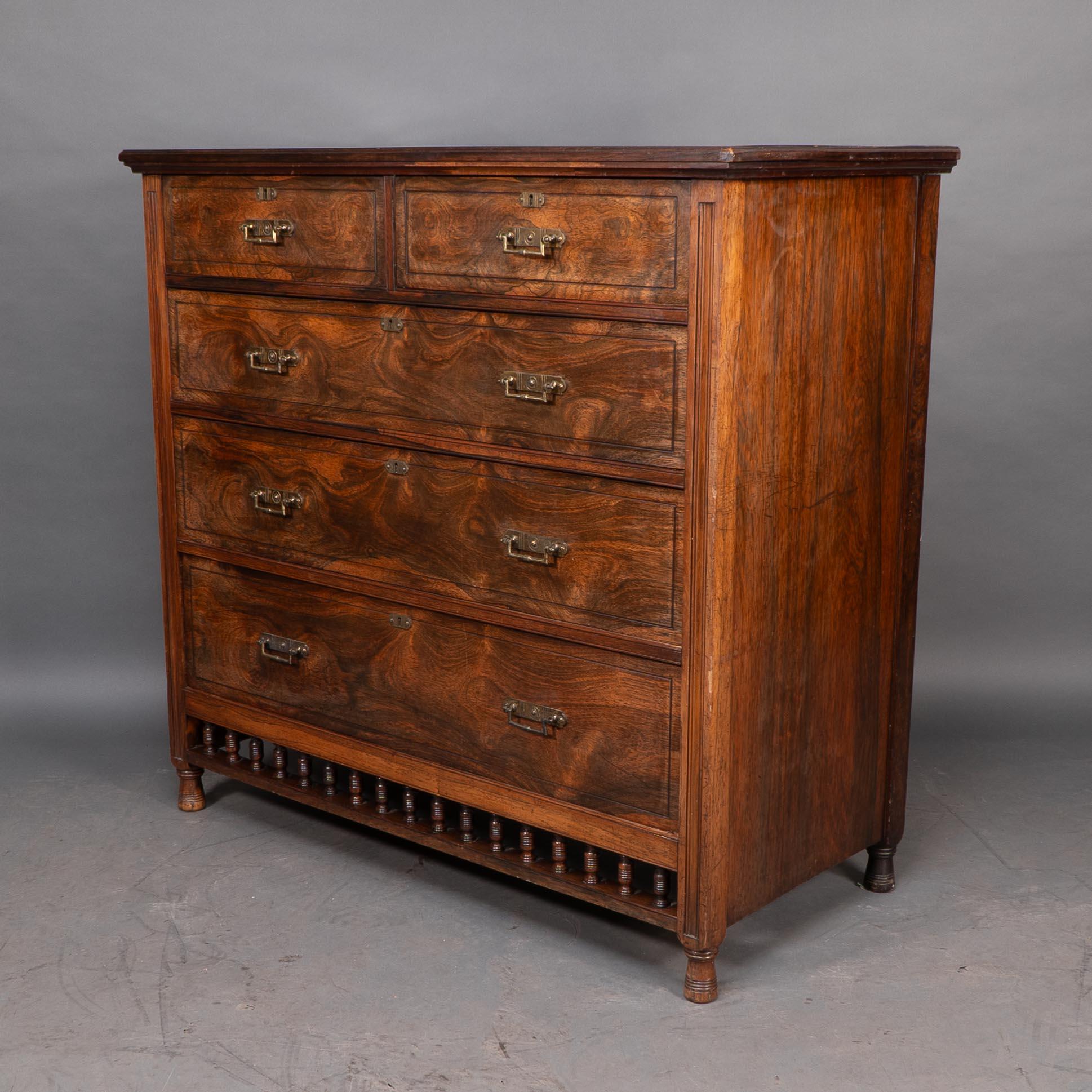 Estetismo Maple & Co. Londra Bruce Talbert attr. Cassettiera a cinque cassetti Aesthetic Movement. in vendita