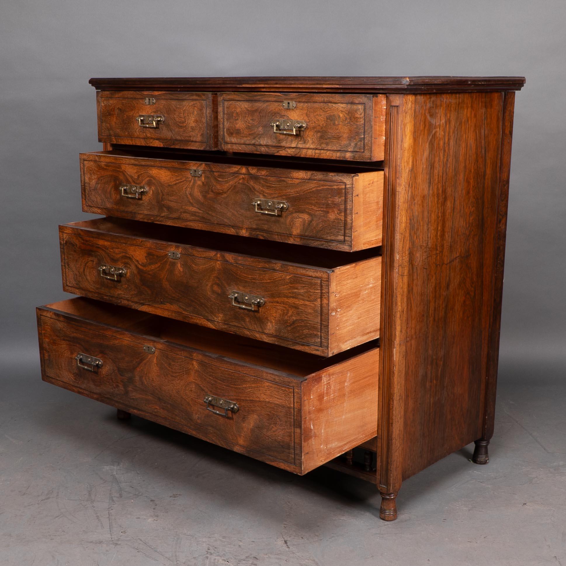 Inglese Maple & Co. Londra Bruce Talbert attr. Cassettiera a cinque cassetti Aesthetic Movement. in vendita