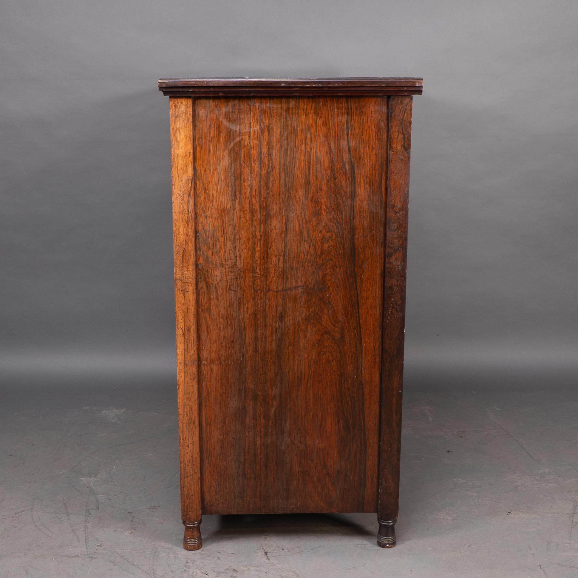 Fine XIX secolo Maple & Co. Londra Bruce Talbert attr. Cassettiera a cinque cassetti Aesthetic Movement. in vendita
