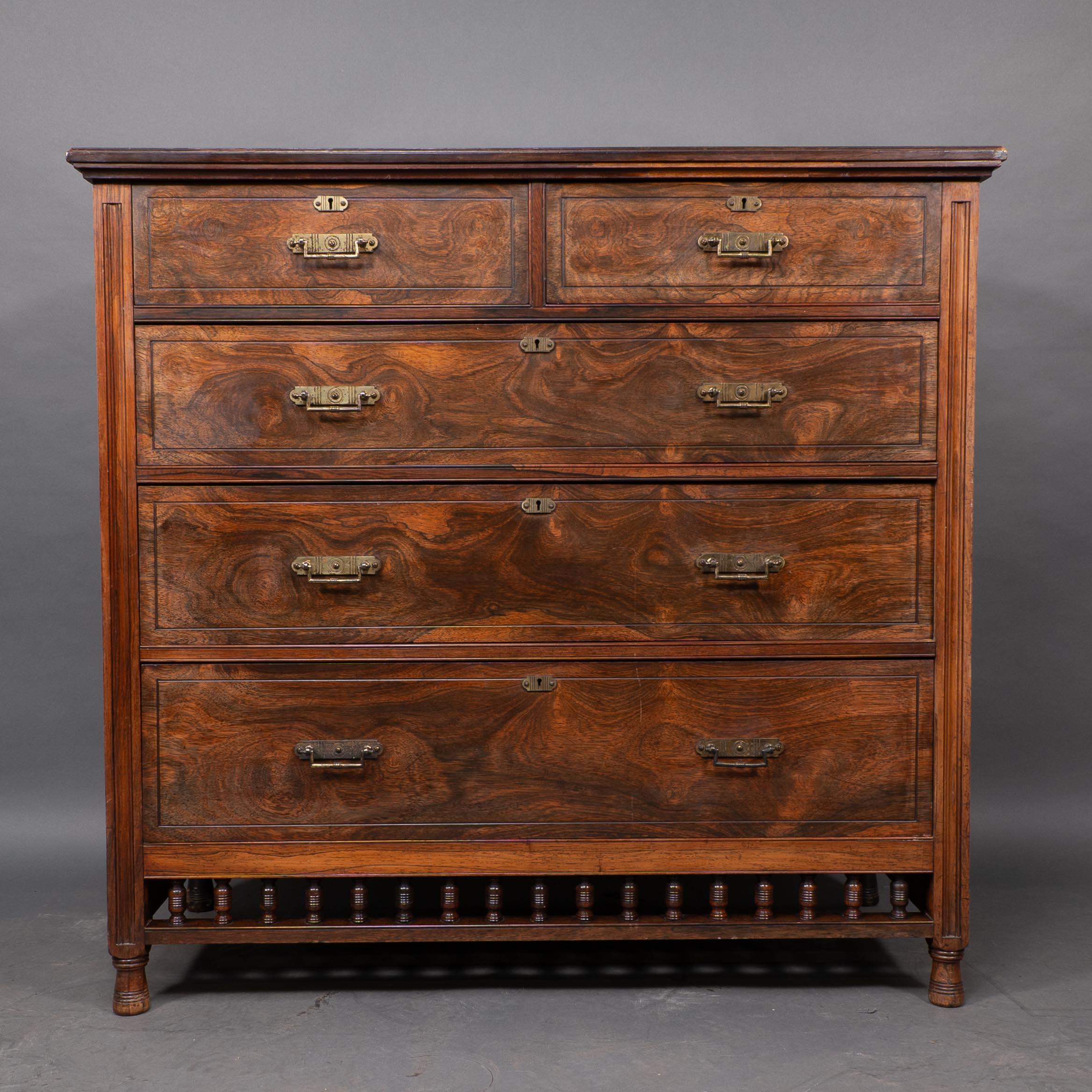 Noce Maple & Co. Londra Bruce Talbert attr. Cassettiera a cinque cassetti Aesthetic Movement. in vendita