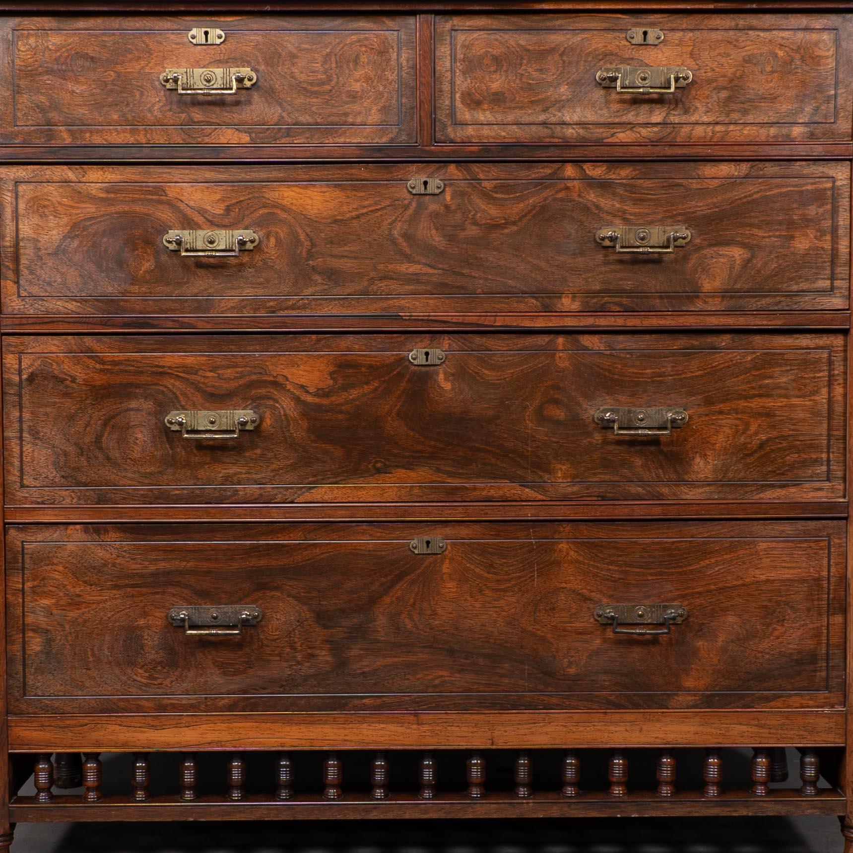 Maple & Co. Londra Bruce Talbert attr. Cassettiera a cinque cassetti Aesthetic Movement. in vendita 2