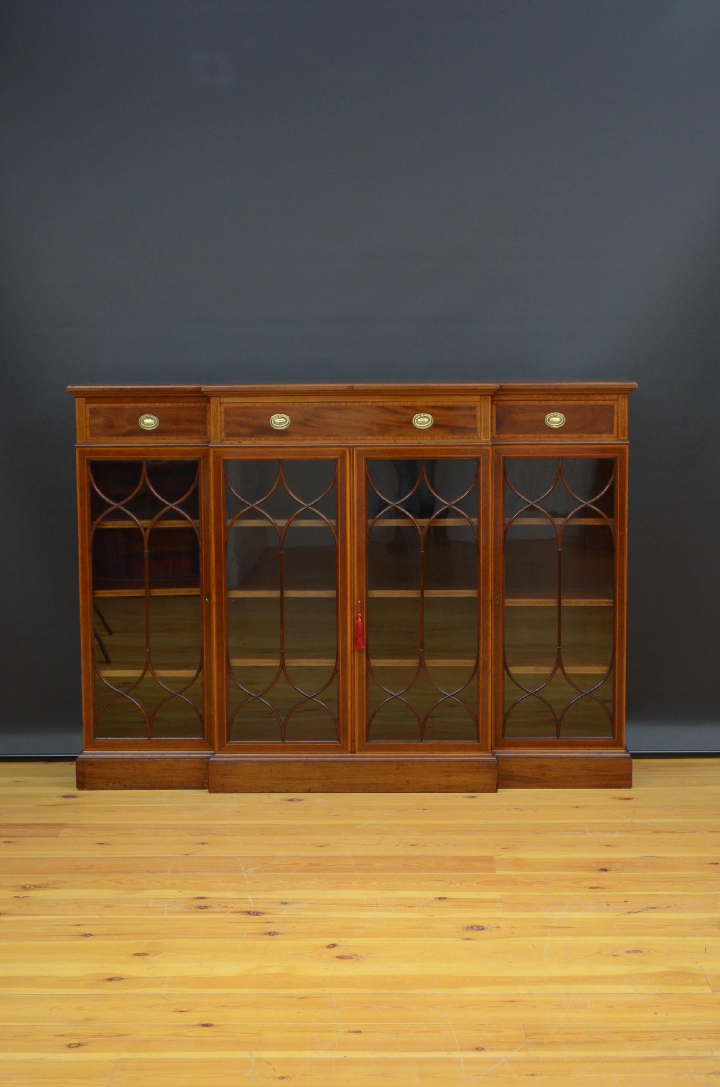 Sn5197 Fine quality Edwardian low glazed bookcase in mahogany, having figured mahogany top with satinwood banded edge above three crossbanded and mahogany lined frieze drawers and a pair of projecting, astragal glazed doors fitted with original