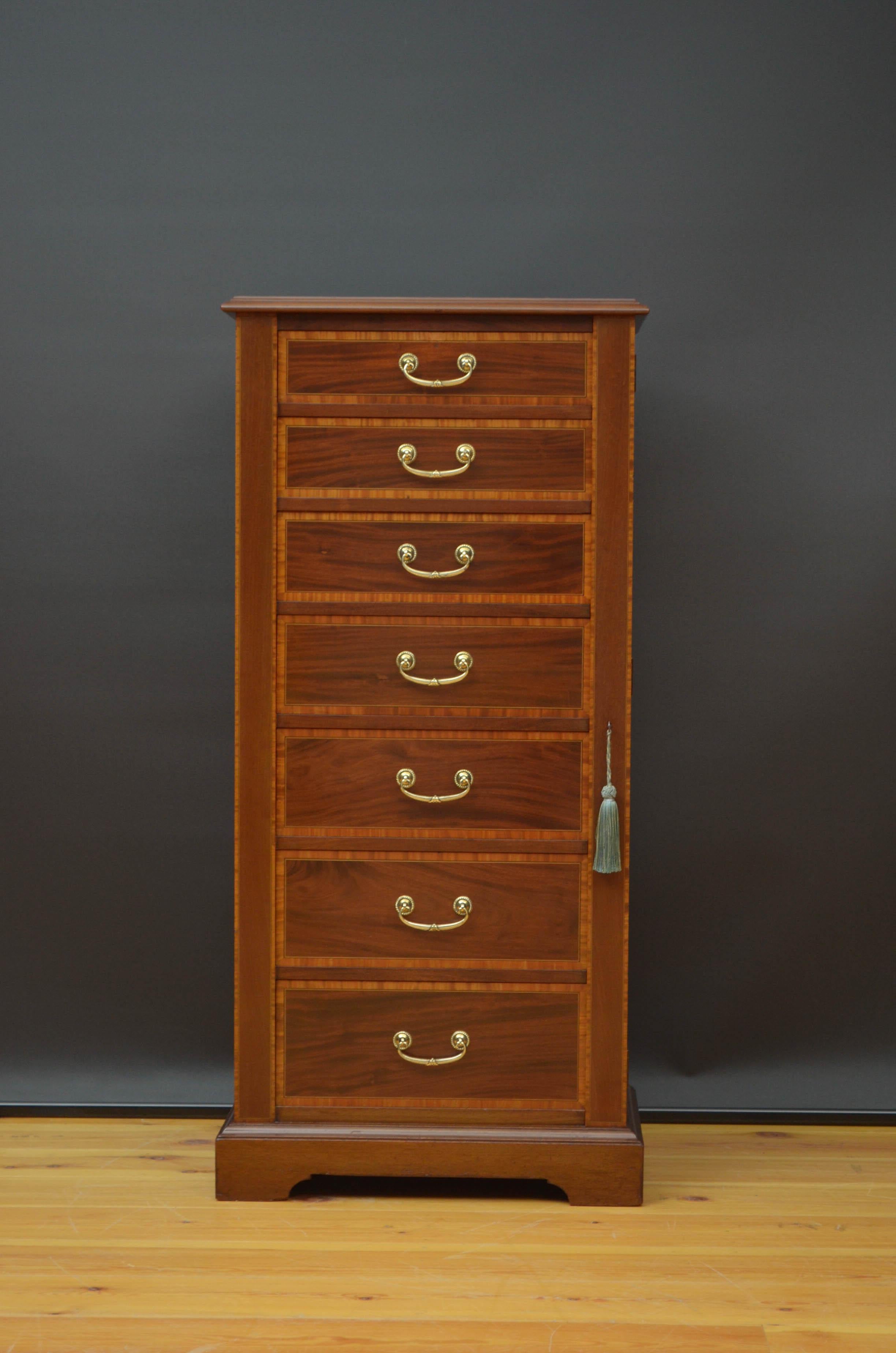 Sn5148 Fine Quality Edwardian Wellington chest in mahogany, having figured mahogany top crossbanded with satinwood above seven mahogany lined, graduated and crossbanded drawers, all fitted with original brass handles, flanked by locking bar with