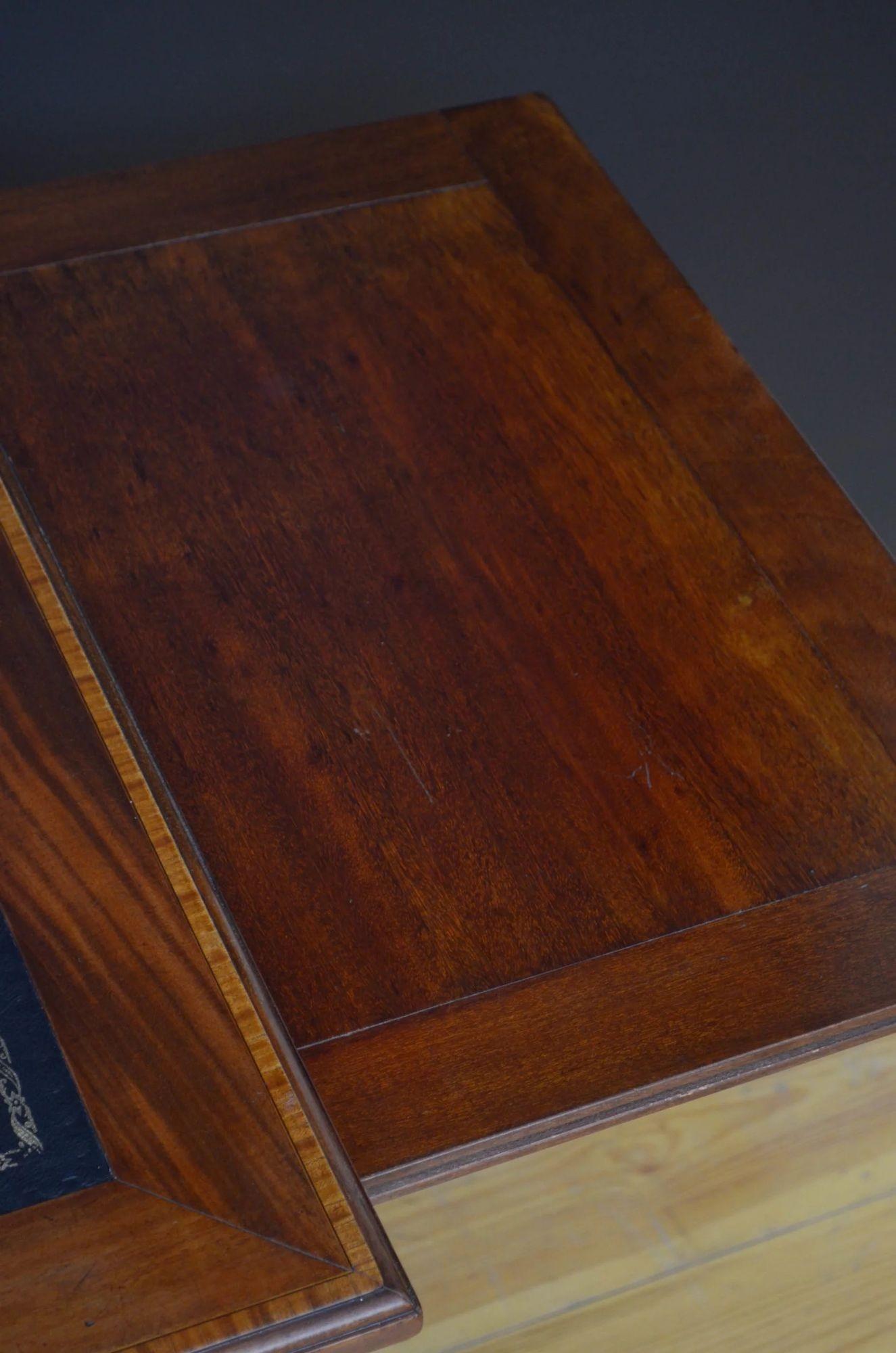 Mogano Scrivania con piedistallo in mogano Maple & Co. in vendita