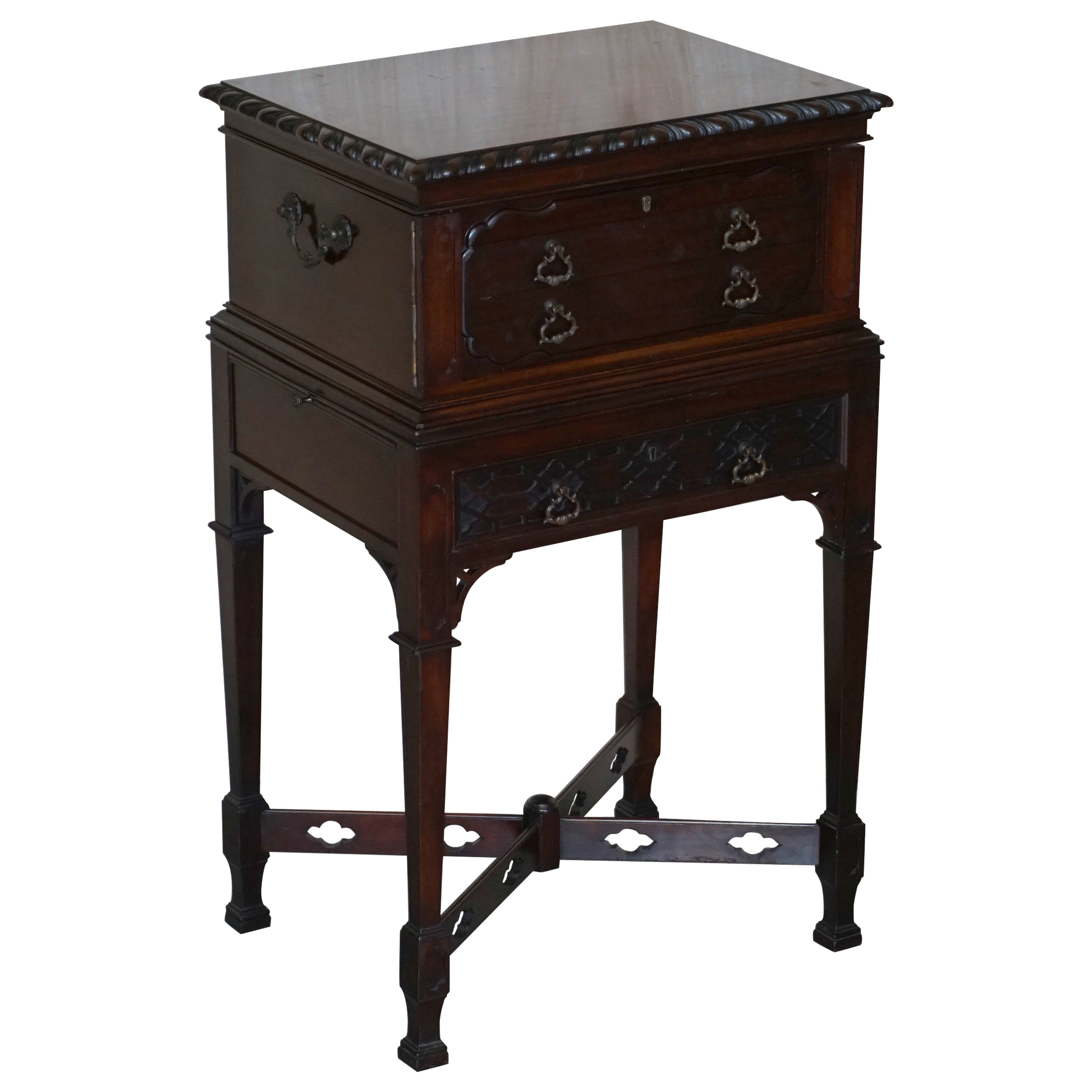 Maple & Co. Thomas Chippendale ha scolpito un tavolino in legno duro vittoriano per posate in vendita