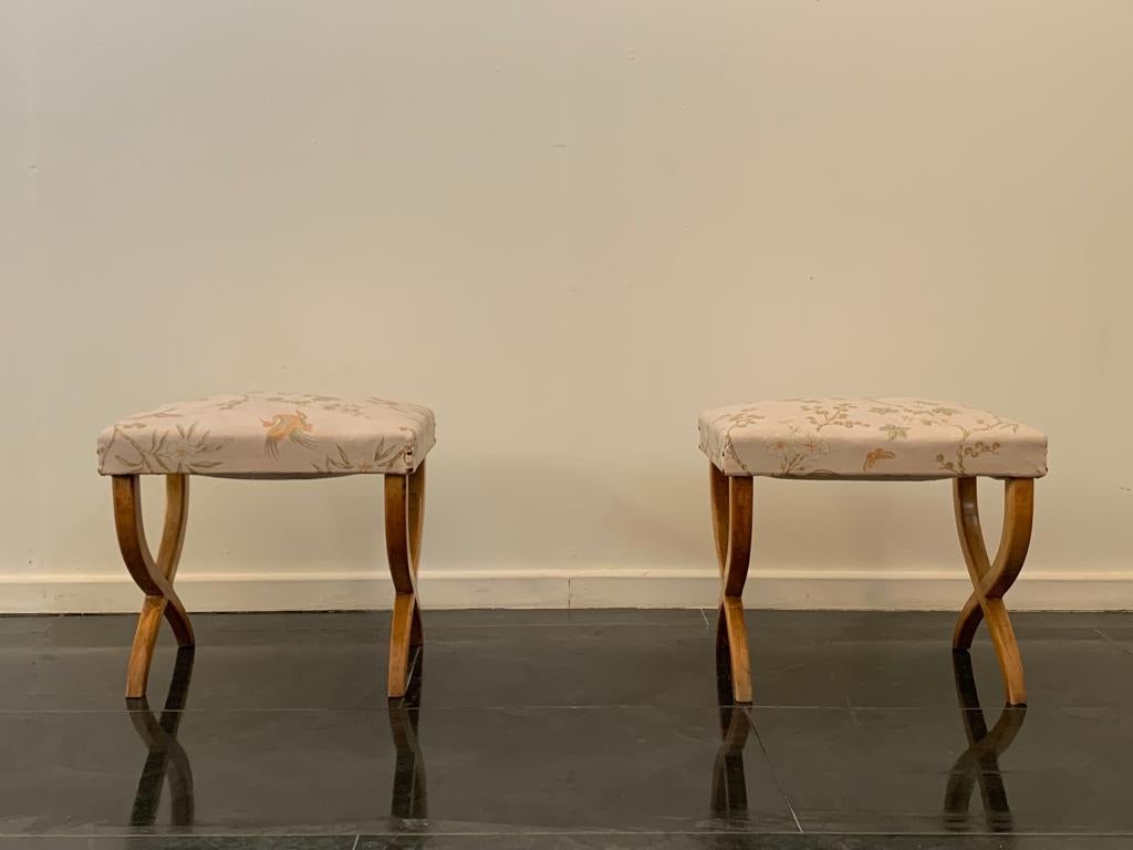 Pair of stools in the style of Paolo Buffa, 1940s. Maple structure with crossed legs and Chinoserie style fabric upholstery. Light wear due to age and use. Solid and functional.
Packaging with bubble wrap and cardboard boxes is included. If the