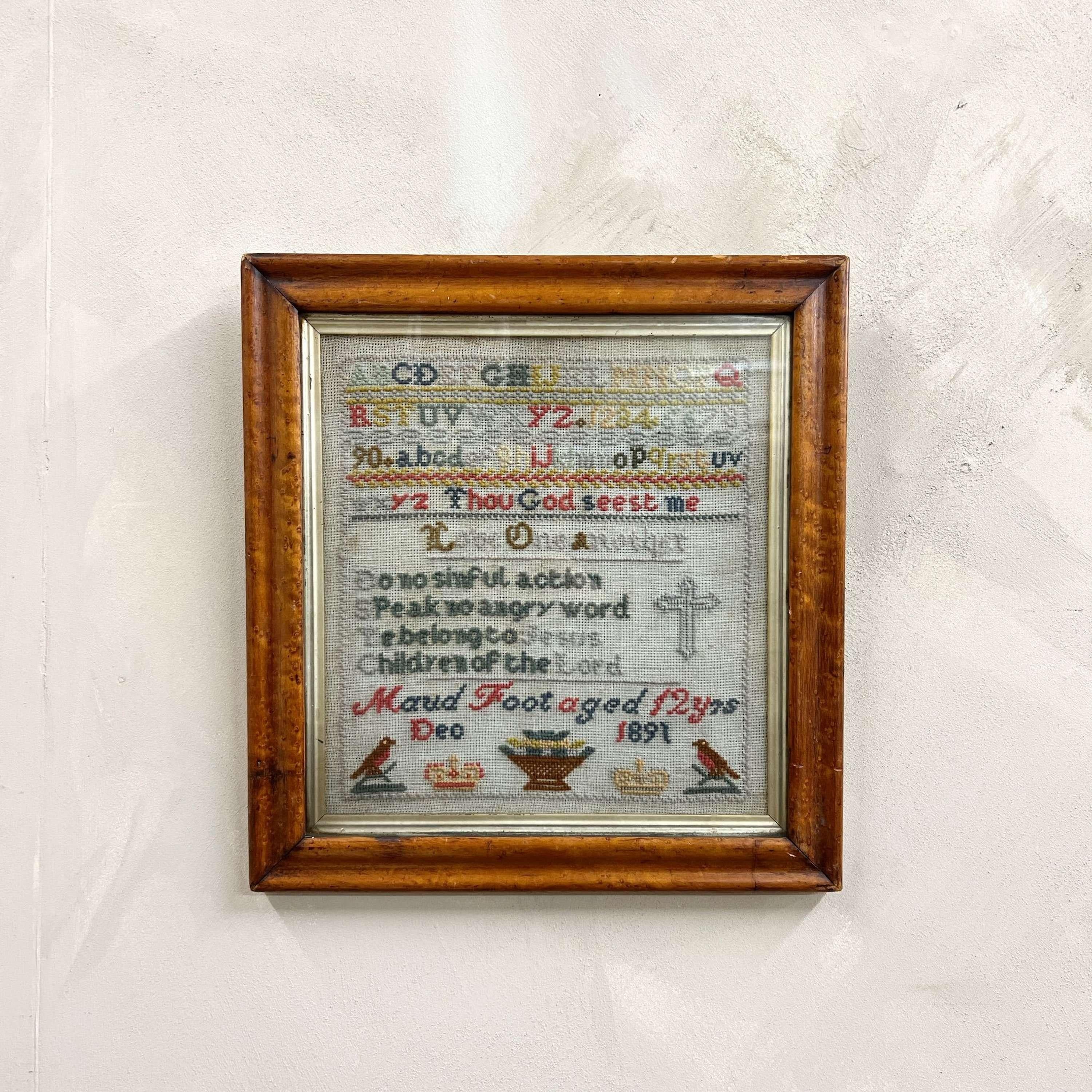 Campionario fatto a mano in una cornice d'acero.
Questo sampler presenta l'alfabeto, le letture delle scritture religiose, uccelli, corone e un bordo decorato, oltre al nome e all'età della creatrice 