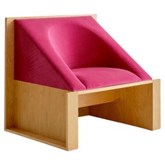Silla Perception Lounge de Known Work con estructura de arce y tapicería personalizable