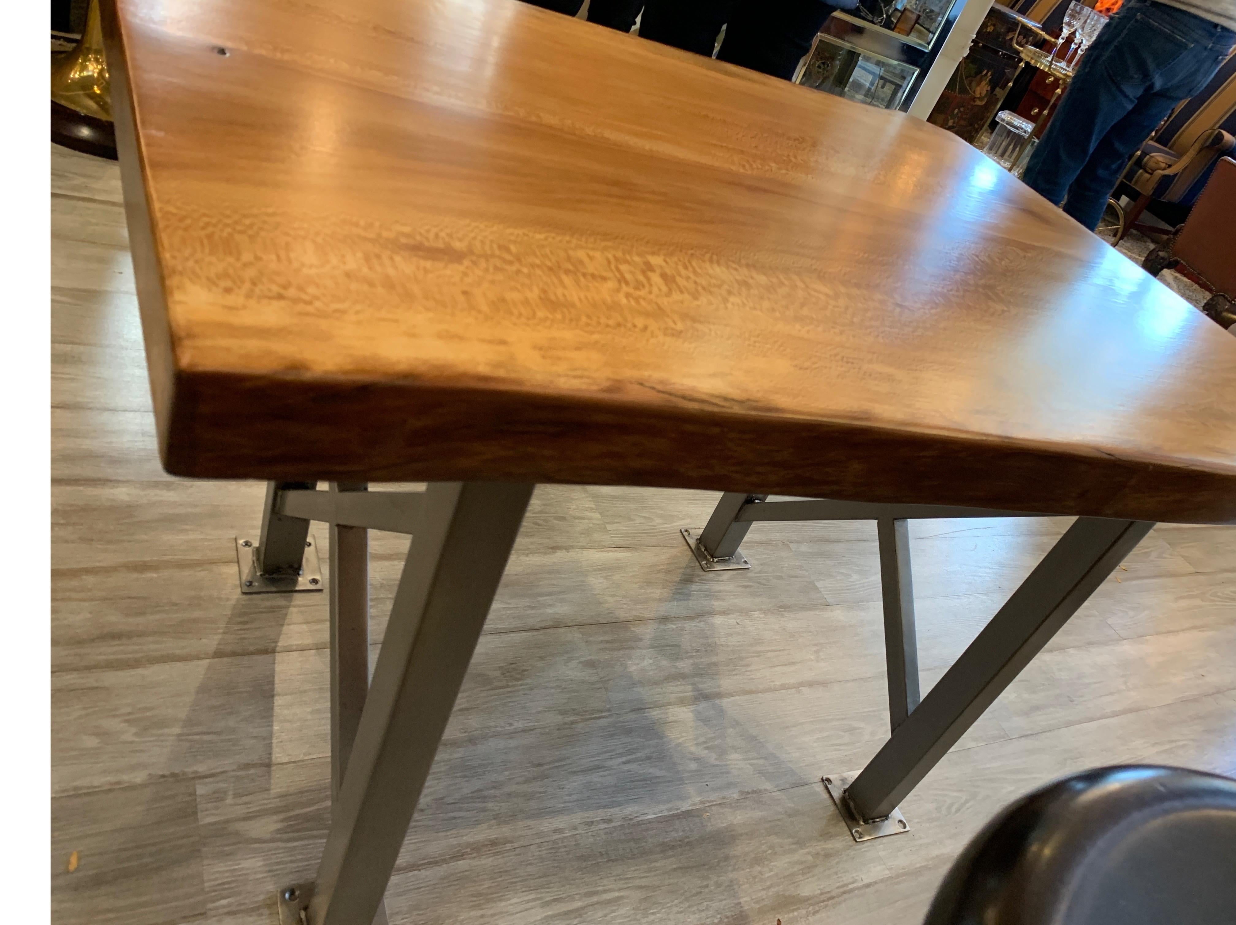 Freiformiger Tisch aus Ahornholz mit industriellem Stahlfuß im Angebot 4