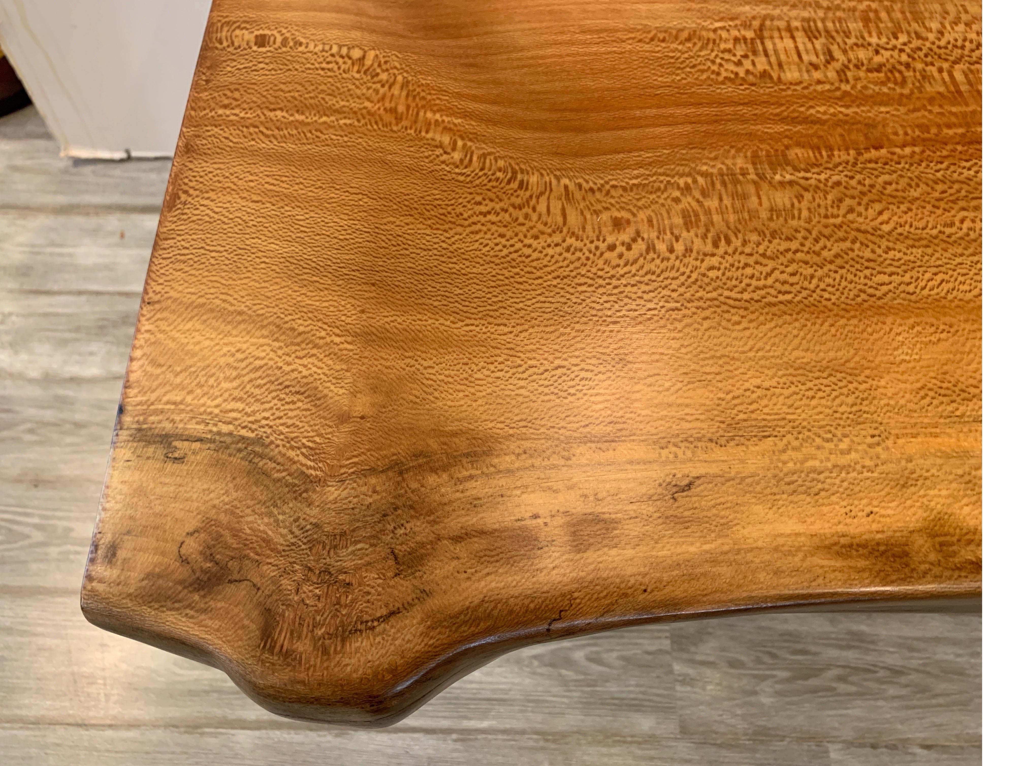 Freiformiger Tisch aus Ahornholz mit industriellem Stahlfuß (Nordamerikanisch) im Angebot