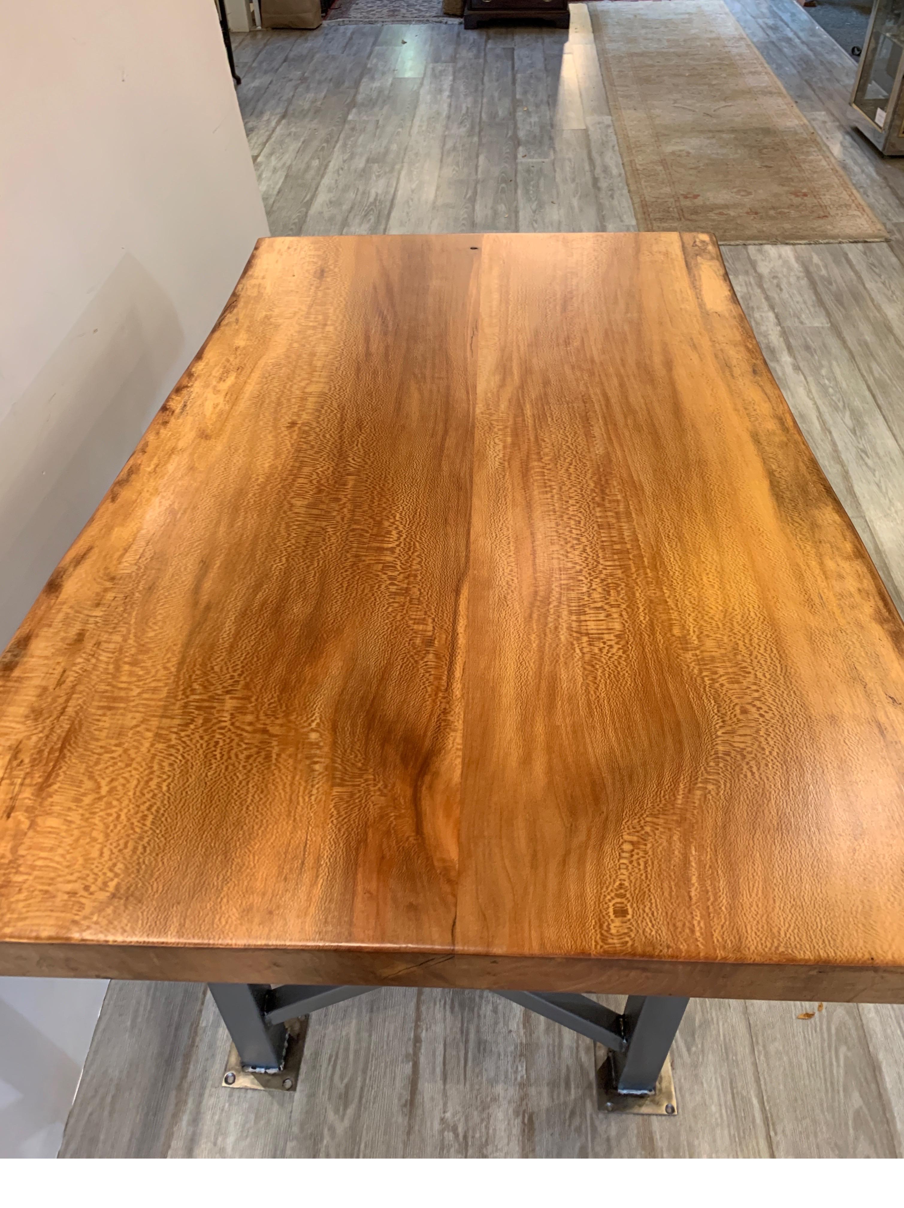 Freiformiger Tisch aus Ahornholz mit industriellem Stahlfuß im Angebot 2