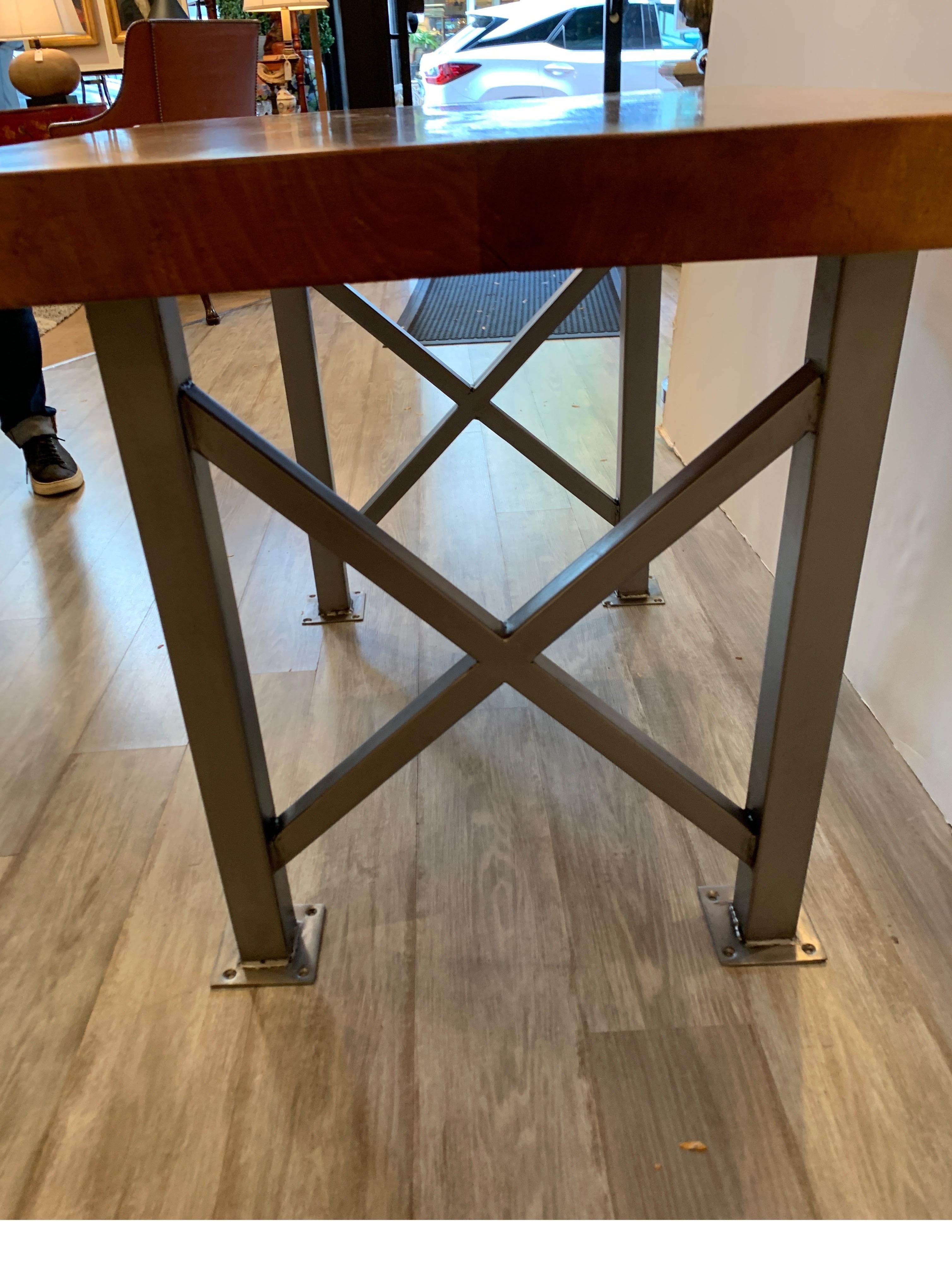 Freiformiger Tisch aus Ahornholz mit industriellem Stahlfuß im Angebot 3