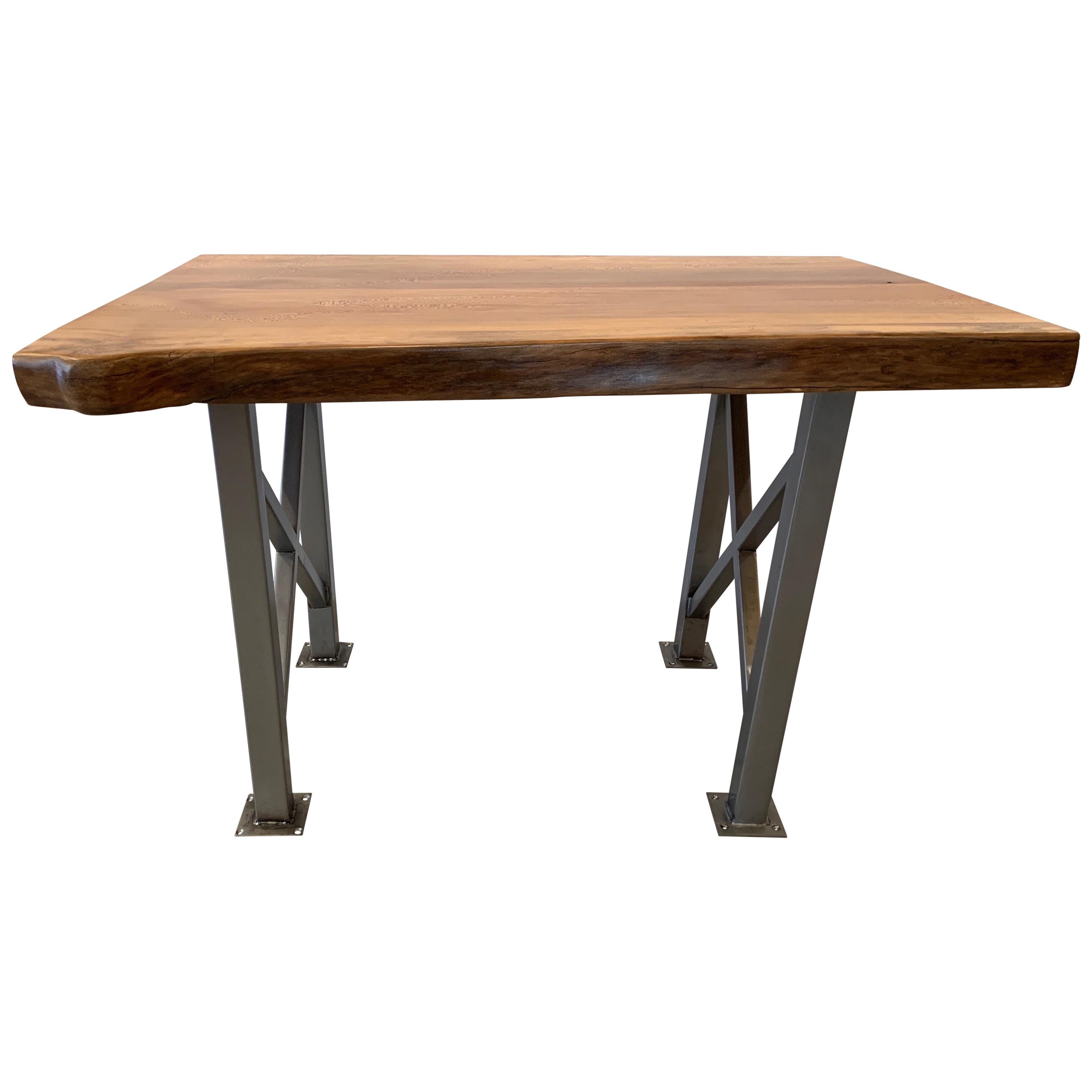 Freiformiger Tisch aus Ahornholz mit industriellem Stahlfuß