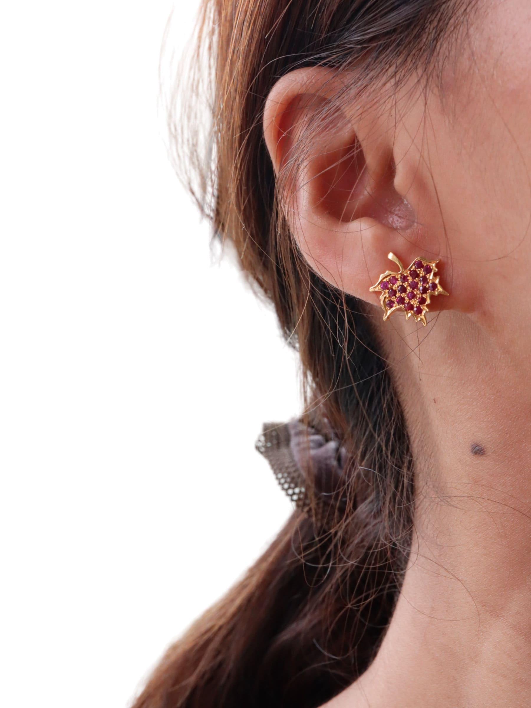 The maple leaf is often associated with autumn, symbolizing a warm and cozy relationship. It may represent a deep friendship or a sense of familiarity, akin to the bond between old friends or family members.

This maple leaf-designed earring is