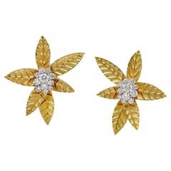 Boucles d'oreilles en or jaune 18K avec feuille d'érable et diamants en grappe