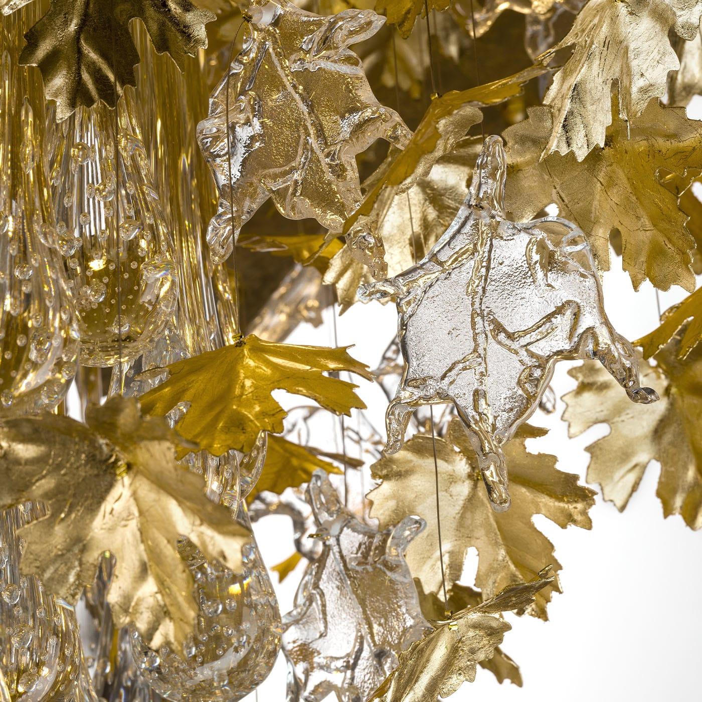 Sumptuous and refined, this majestic chandelier is an invitation to look up from our phones and admire a glorious composition of metal and glass maple leaves of tender naturalistic inspiration. The cascade of glass pendants sealing its tapered