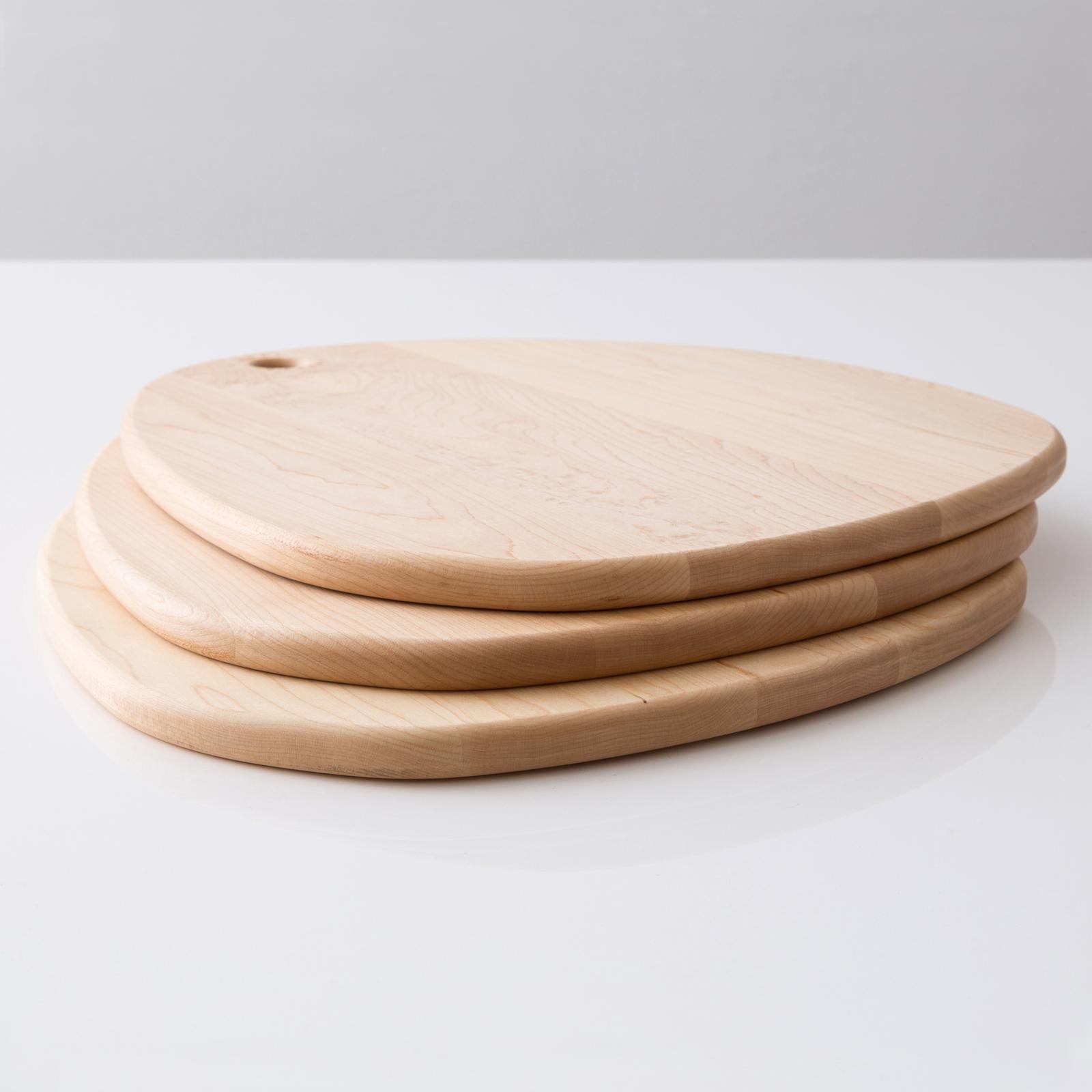 Fait main Planche à découper en bois d'érable « Oval Pebble » en vente