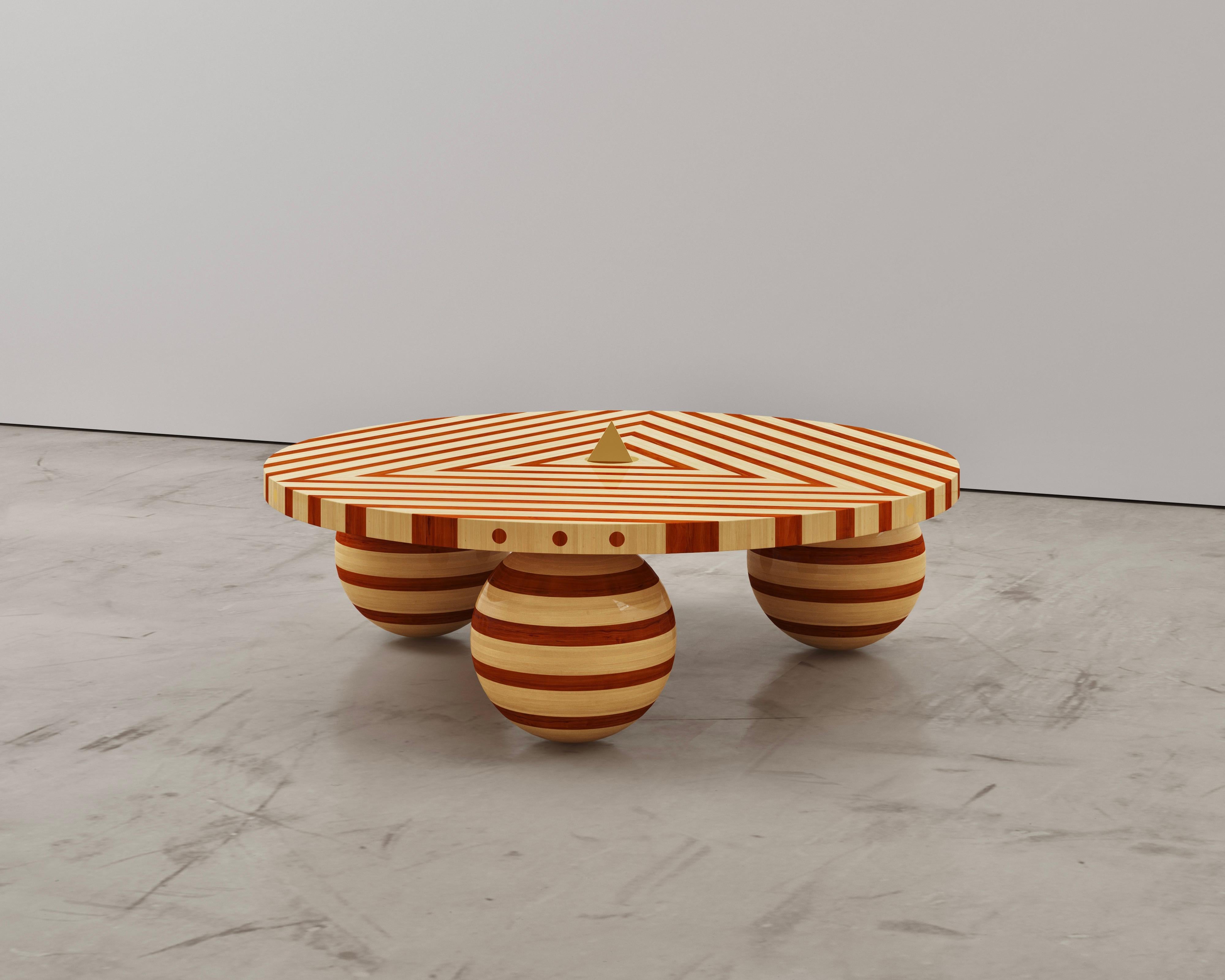Dieser wunderschöne Couchtisch ist Teil der Striped-Serie von Troy Smith Studio.

Dieser Couchtisch ist absolut einzigartig und originell und wird zu 100% von Hand aus massivem Ahornholz aus Nordamerika und Padauk aus Afrika gefertigt. In der Mitte