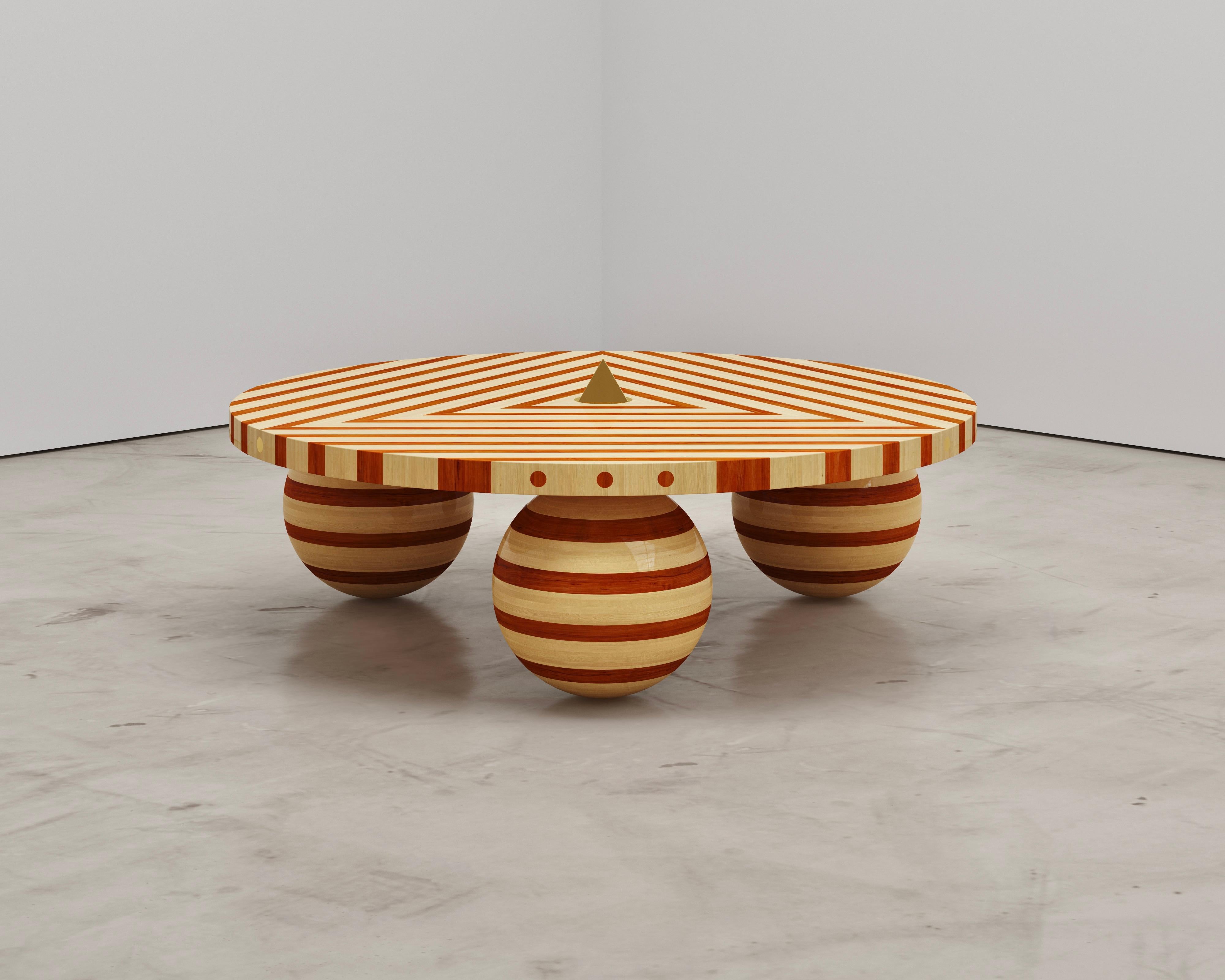 Ahorn & Padauk Wood Couchtisch mit Messingpyramide (Moderne) im Angebot