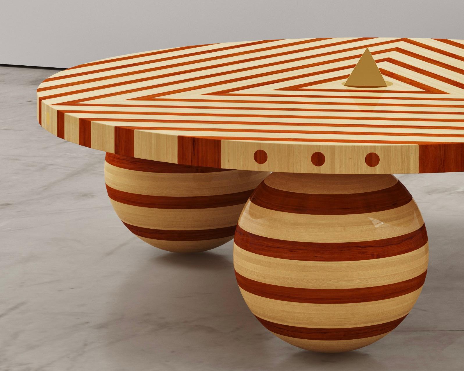 Ahorn & Padauk Wood Couchtisch mit Messingpyramide (Kanadisch) im Angebot