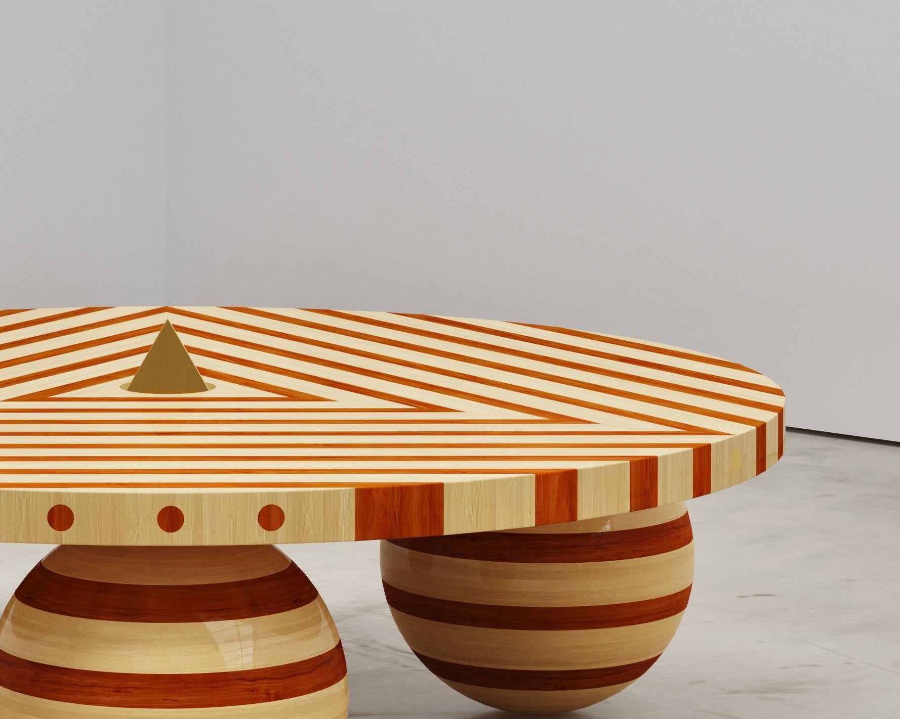 Ahorn & Padauk Wood Couchtisch mit Messingpyramide (Handgefertigt) im Angebot