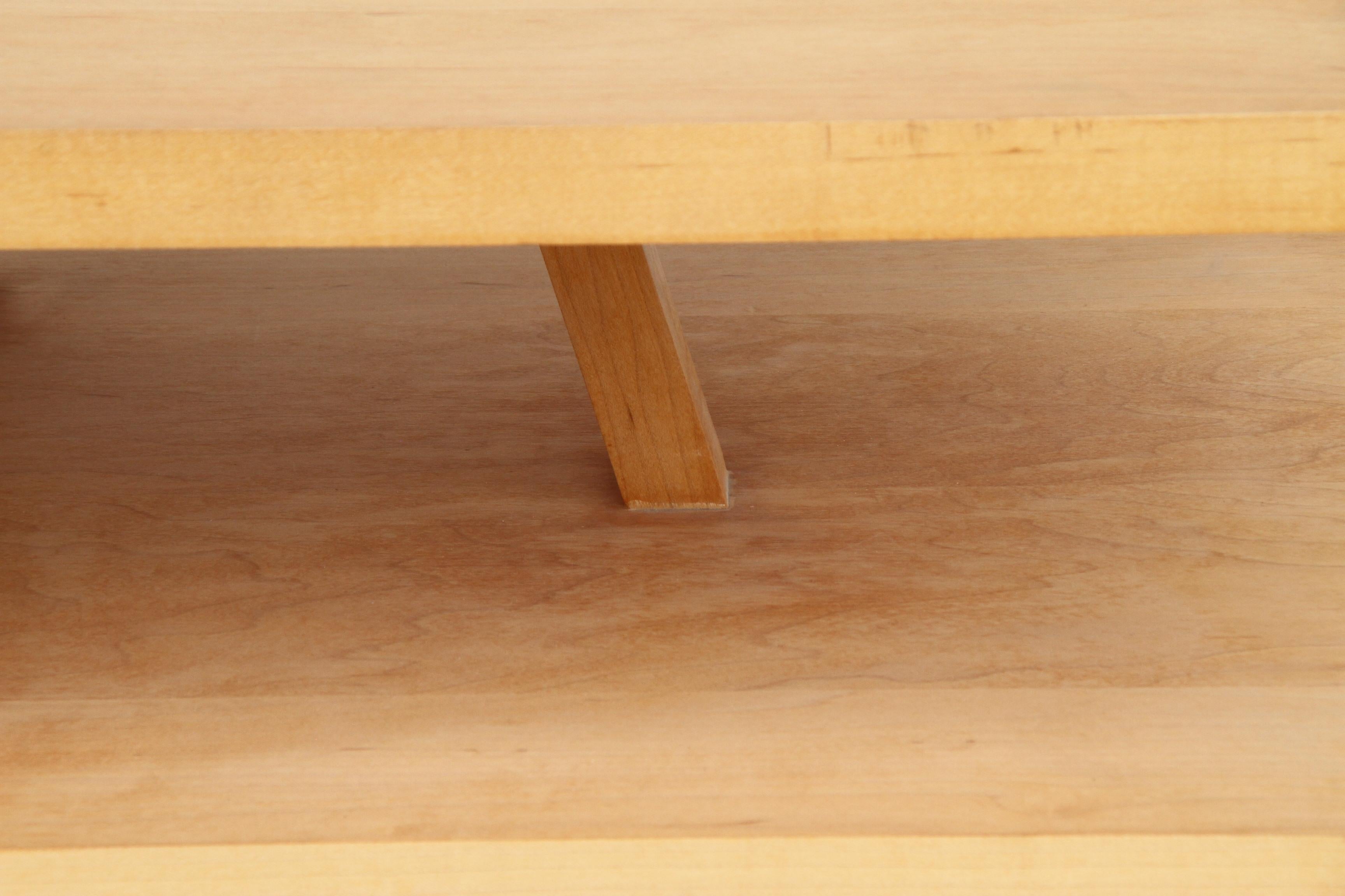 Travail du bois Table d'appoint rectangulaire de Richard Meier en vente