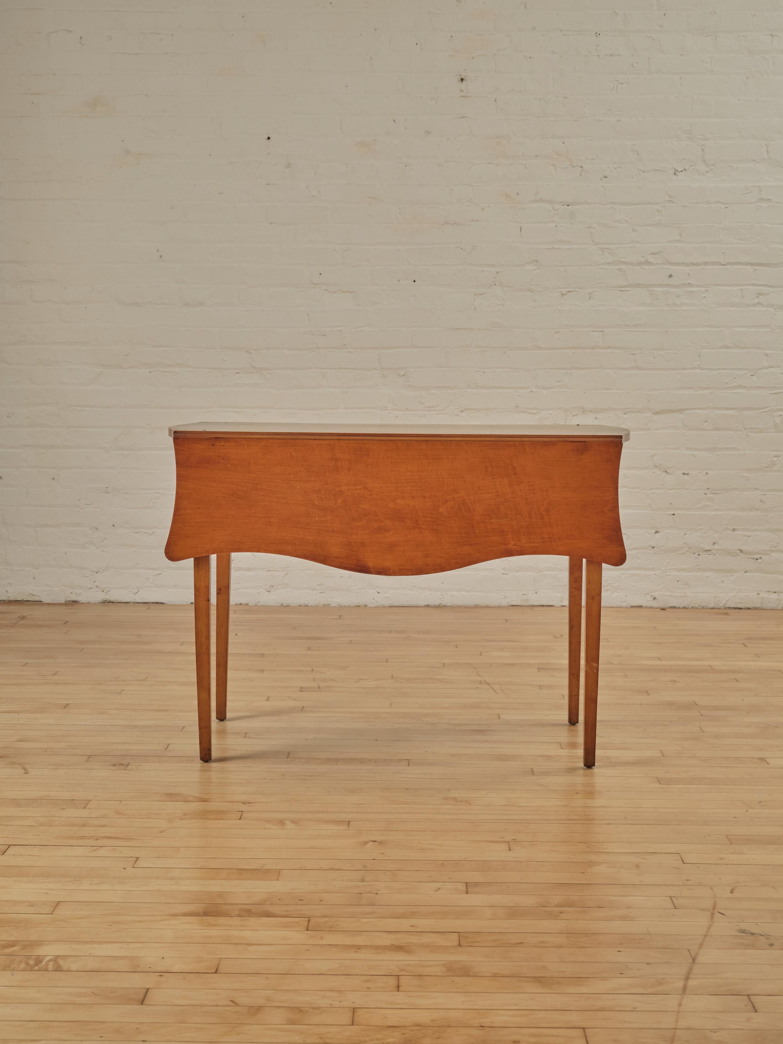 Maple Scalloped Drop Leaf Table featuring tapered legs.

Technical Details:

Dimensions: Closed: 28