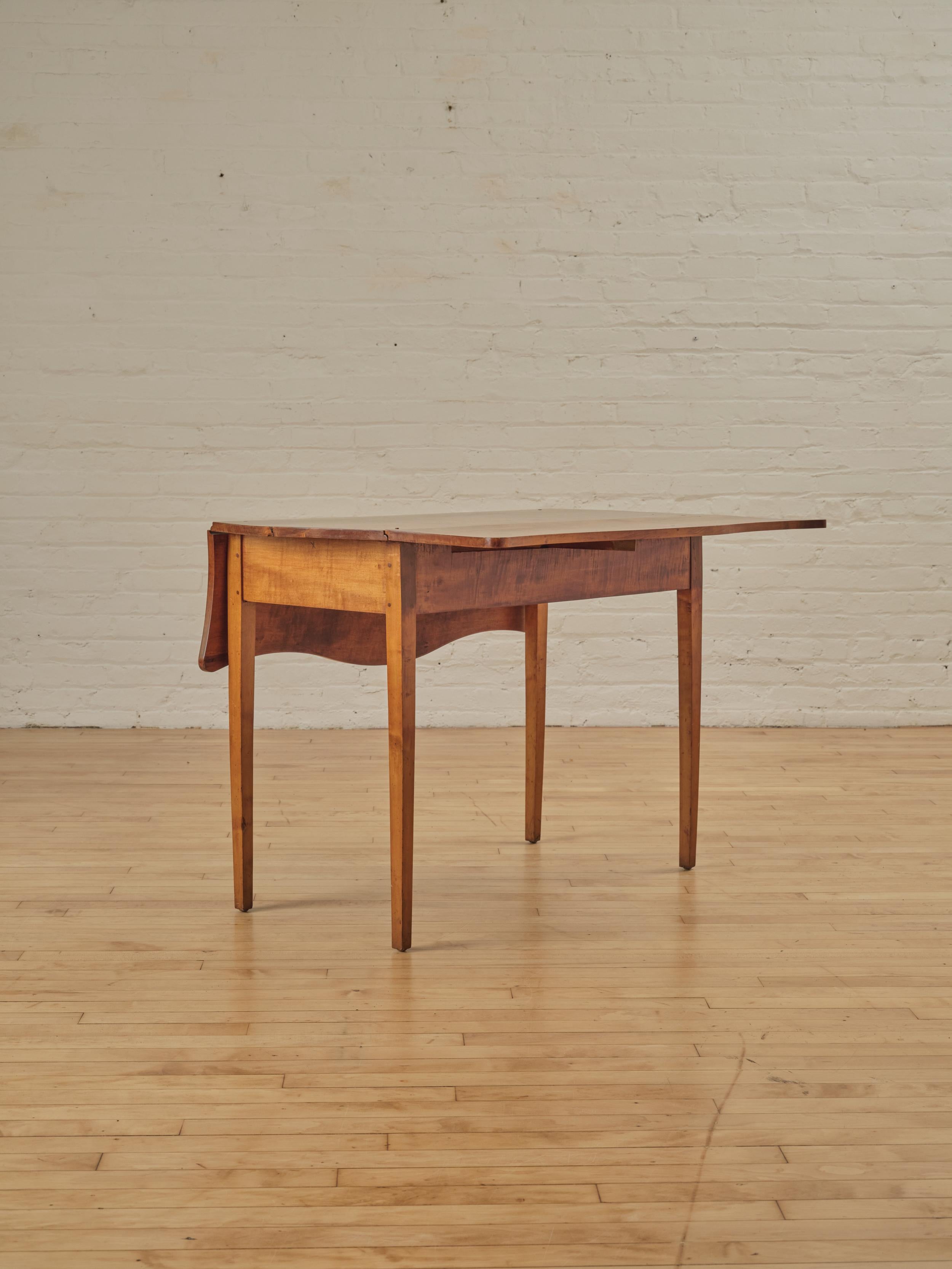 Maple Scalloped Drop Leaf Table In Good Condition For Sale In Long Island City, NY