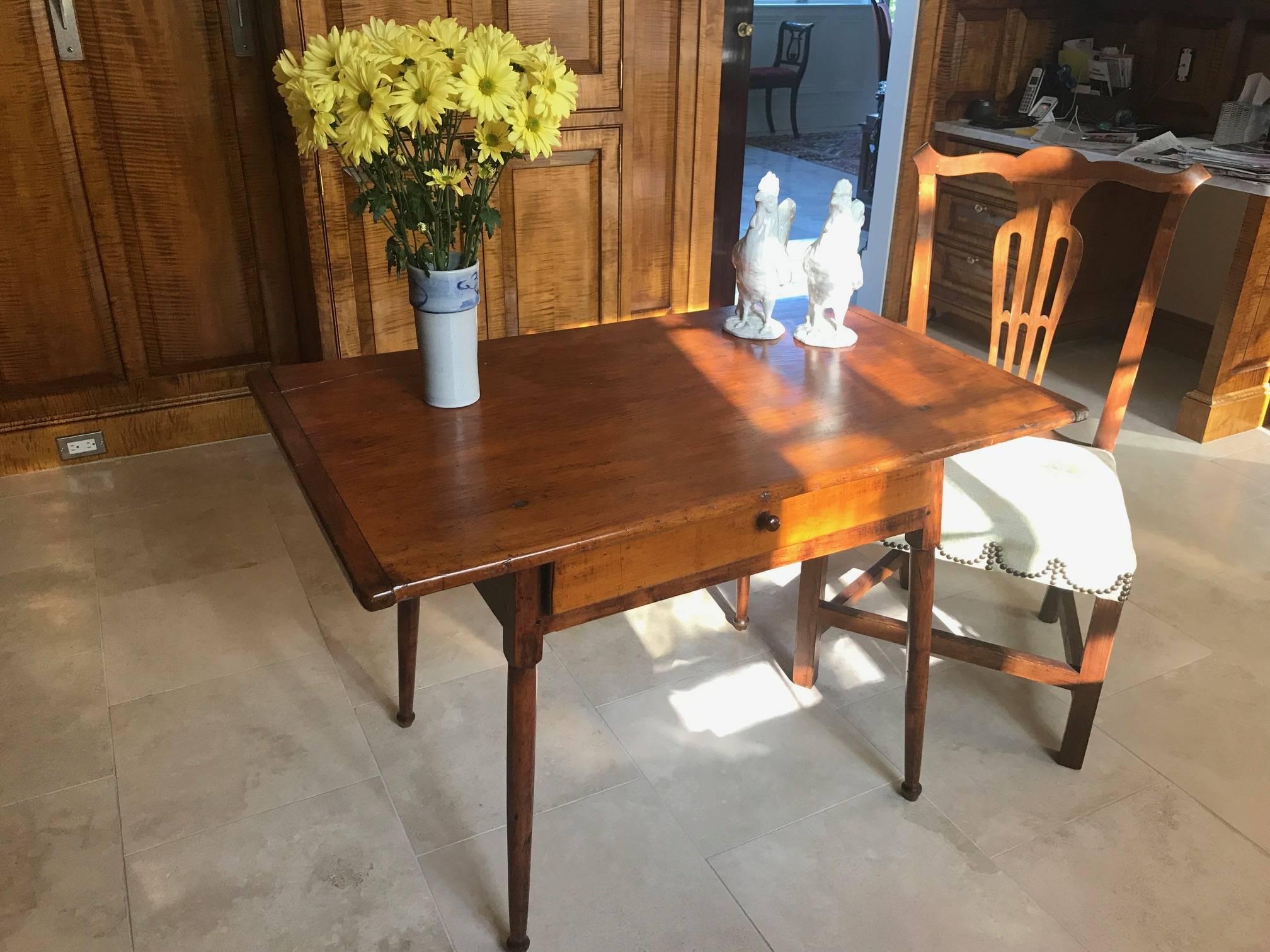 Maple Tavern Table Overhanging Rectangular Breadboard Top and Drawer, circa 1780 In Excellent Condition For Sale In Providence, RI