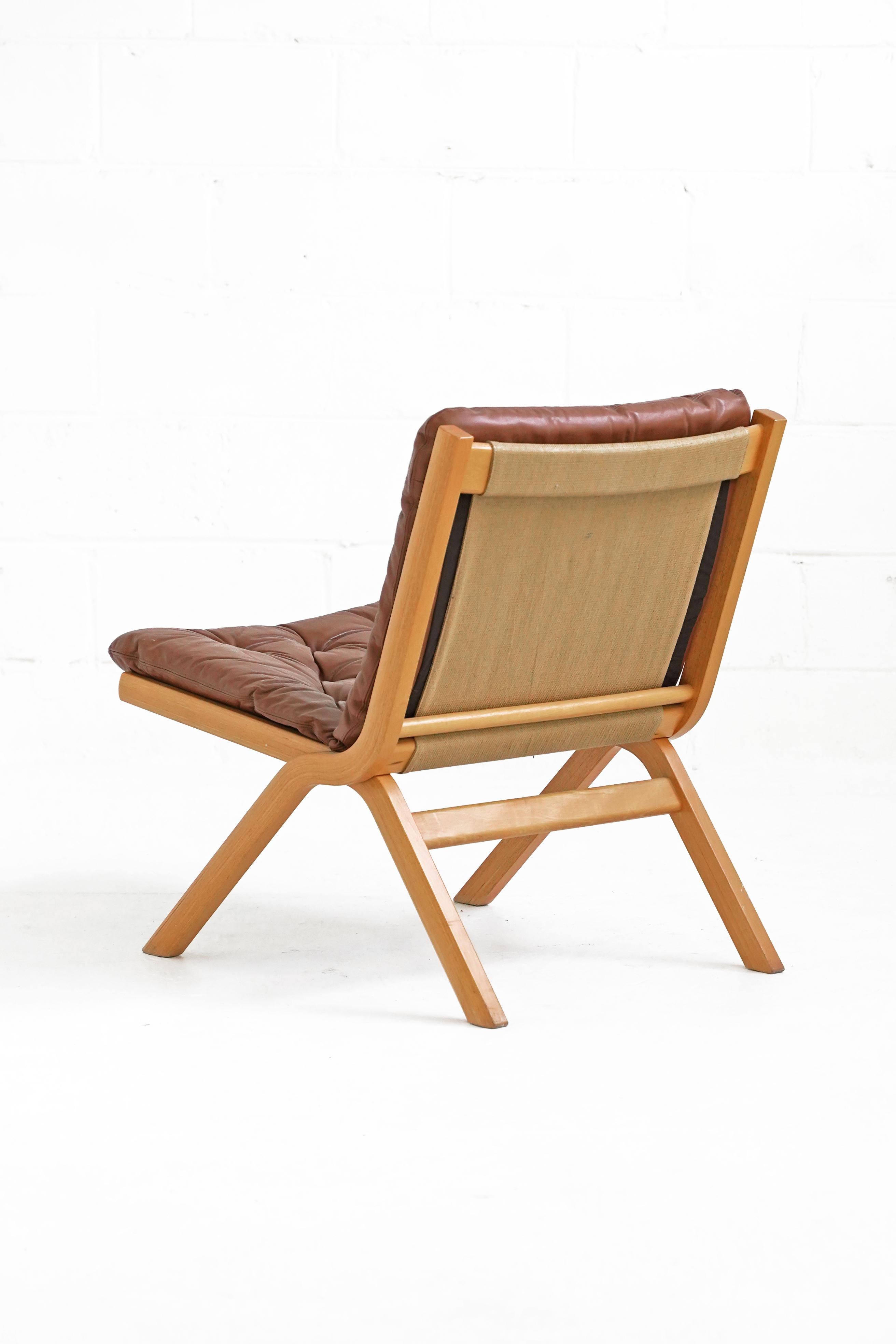 Atemberaubende uno Stühle von Ekornes in karamellfarbenem Vinyl. 3 Stühle verfügbar. Alle Stühle sind in einem insgesamt guten Vintage-Zustand mit leichten Gebrauchsspuren:: wie auf den Fotos zu sehen. Der Stuhl ist mit starken Nylon-Zeltträgern und